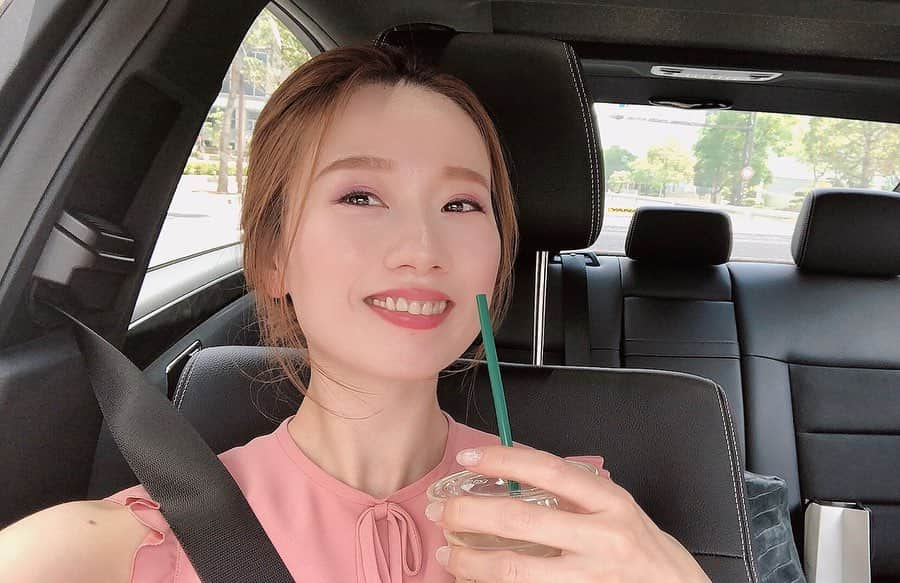 寿春花果さんのインスタグラム写真 - (寿春花果Instagram)「昨日のメイク…💄 すごいシートベルト感🚘 車の中から失礼します^ ^ 前のメイク投稿で、チークも知りたいとのメッセージ頂いたので、アイシャドウ、チーク、リップ載せてます♡ . 2枚目スワイプ👉 #アイシャドウ @lancomeofficial  #イプノパレット do2 鮮やかな発色、綺麗で繊細なラメ感♪梅雨時期にぴったりの紫陽花色だよ♪ 梅雨入りしたのに毎日晴れてる関西だけどね😄 . #チーク @amplitudebeauty  #コンスピキュアスチークス 02 白パウダーとピンクパウダーの2色入りのパレット♪ 白を先にのせてからピンクチークをのせると、なぜか頬がプンっと上がってみえる気がするお気に入りチーク♪ . #リップ @lauramercier  #ルージュエッシェンシャルシルキークリーム リップスティック 15 7/3に発売されたばかりのnewリップ♪全30色なのだけど、どの色も…新しいリップは塗るだけで時代の顔になれる☆15番はブラウンが混ざったような大人パープル。お肌の透明感がぐっと上がるお色です⤴️ . #スタバ#いつも#スターバックスラテ 王道 #メイクアップ #コスメ#ドライブメイク#美容#ランコム#ローラメルシエ#アンプリチュード」7月8日 16時33分 - hanaka_yu