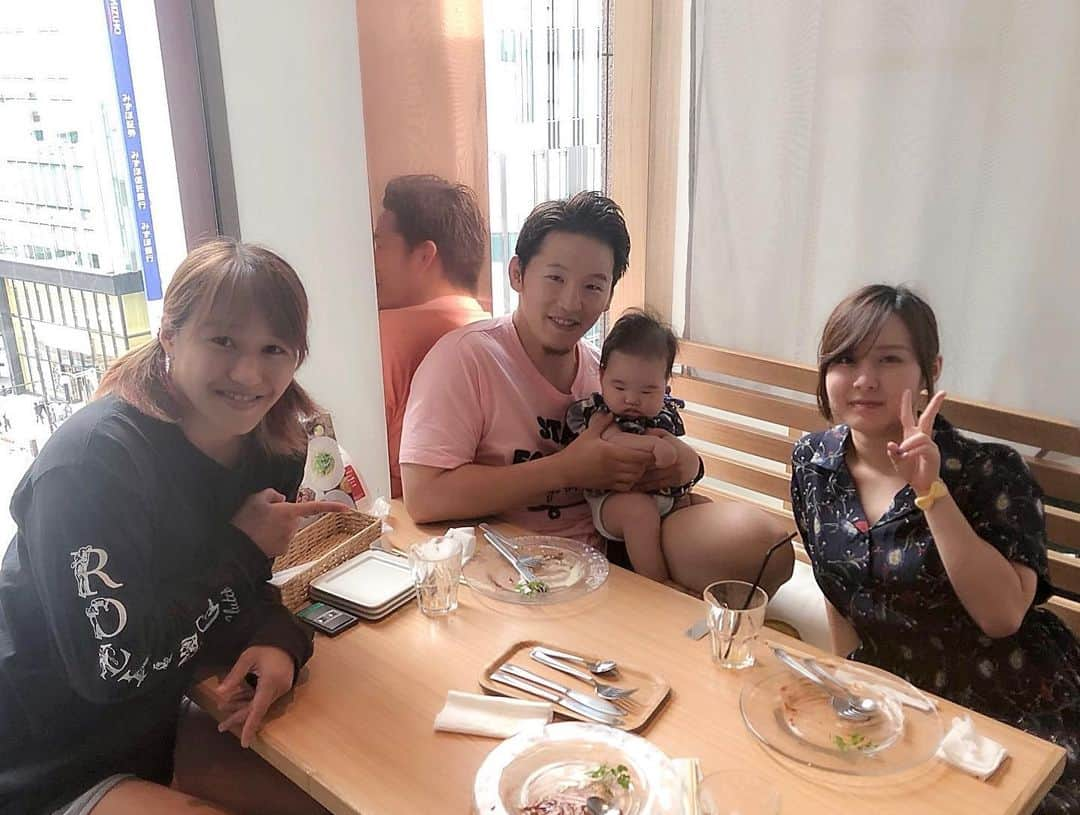 朱里さんのインスタグラム写真 - (朱里Instagram)「Lunch with friends😎  久しぶりのこうすいさん！一緒に練習してた仲間が今や、子供ができ、お父さんに✨ 素敵な家族だなー😊 奥さん素敵💛赤ちゃんもかわいー👶いろいろ話せて楽しかった😎 ありがとう！！ご馳走さまでした(^^)✨ #lunch #friends #family #baby #cute #enjoy #thankyou  #ランチ #仲間 #友達 #大切 #家族 #素敵 #赤ちゃん #かわいい #楽しかった #ありがとう #ご馳走さまでした」7月8日 16時34分 - syuri_official