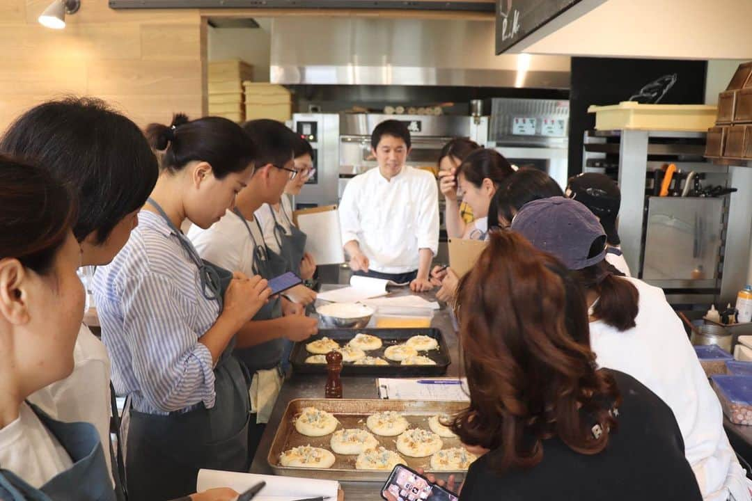 丘の上のパン屋 さんのインスタグラム写真 - (丘の上のパン屋 Instagram)「丘の上のパン教室〜中国編〜﻿﻿ ﻿﻿ 本日と明日はお店の定休日で、中国の方へのパン教室を開催中です。﻿﻿ ﻿﻿﻿ 中国でパンはまだ発展途上にあり、なかなかレパトリーも少ないとのことで、同じ生地でいろんなパンを作る方法や、個人店でいかに効率良く販売していくか、などなど様々なことをお伝えさせて頂いています。﻿﻿ ﻿﻿ 人に伝えることで、今まで無意識にやっていたことも改めて考えたり、頭の中を整理したりとこちらも勉強させてもらい、刺激になり、とても良い機会を頂いたと思っております。﻿﻿ ﻿﻿ 今日はフォカッチャやエッグタルト、デニッシュの成形などをしています。﻿﻿ ﻿﻿ せっかく日本まで来て下さっているのだから、為になることを伝えられるよう頑張ります！﻿﻿ ﻿﻿ ※今週10日(水)は振替休日のためお休みとなります。﻿﻿ ﻿﻿﻿ ------------﻿﻿﻿ ﻿﻿﻿ 7月、8月の臨時休業、夏季休業のお知らせ﻿﻿ ﻿﻿﻿ ●7月8日、9日は「丘の上のパン教室(中国の方向け)」のためお休み、10日は振替休日となります。﻿﻿﻿ ﻿﻿﻿ ●7月29日〜8月9日から台湾講習のためお休みです。﻿﻿﻿ ﻿﻿﻿ 変則になりますので、サイトのカレンダーをご確認ください。﻿﻿﻿ ﻿﻿﻿ −−−−−−−−−﻿﻿﻿﻿ ﻿﻿﻿﻿ 💬 マイバックをご持参ください﻿﻿﻿﻿ ﻿﻿﻿﻿ 19年8月から、レジ袋が1枚5円となります。﻿﻿﻿﻿ ぜひマイバックのご持参お待ちしております。﻿﻿﻿﻿ ゴミ削減にご協力お願い致します。﻿﻿﻿﻿ ﻿﻿﻿﻿ ﻿﻿﻿ −−−−−−−−−﻿﻿﻿﻿ ﻿﻿﻿﻿ 💬 スタッフ募集中です﻿﻿﻿﻿ ﻿﻿﻿﻿ 新たに一緒に働いてくれる仲間を募集しております。﻿﻿﻿﻿ ﻿﻿﻿﻿ 応募方法は郵送となります。﻿﻿﻿﻿ 詳細はサイトをご確認ください。﻿﻿﻿﻿ ﻿﻿﻿﻿ −−−−−−−−−﻿﻿﻿﻿ ﻿﻿﻿﻿ 💬 ご予約について﻿﻿﻿﻿ ﻿﻿﻿﻿ ●予約可能商品﻿﻿﻿﻿ ・食パン ﻿﻿﻿﻿ ・カンパーニュ﻿﻿﻿﻿ ・バゲット﻿﻿﻿﻿ ・エッグタルト﻿﻿﻿﻿ ﻿﻿﻿﻿ ※グルテンフリー米粉パン(プレーン、大納言)﻿﻿﻿﻿ ※低糖質ふすまパン(3本から)﻿﻿﻿﻿ ※一升パン﻿﻿﻿﻿ (※は木、金のお渡しになります)﻿﻿﻿﻿ ﻿﻿﻿﻿ 📞 045-530-9683（クロワッサン🥐）﻿﻿﻿﻿ ﻿﻿﻿﻿ −−−−−−−−−﻿﻿﻿﻿ ﻿﻿﻿﻿ 🛒 オンラインショップ﻿﻿﻿﻿ ﻿﻿﻿﻿ グルテンフリーの米粉食パンの﻿﻿﻿﻿ 通販を行っております。﻿﻿﻿﻿ サイトからご確認ください。﻿﻿﻿﻿ ﻿﻿﻿﻿ ﻿﻿﻿ −−−−−−−−−﻿﻿﻿﻿ 🏷﻿﻿﻿﻿ #丘の上のパン屋  #横浜 #青葉区 #たまプラーザ #ベーカリーカフェ #パン屋 #パン #パン屋さん #横浜パン屋 #🍞 #焼き立てパン #美しが丘 #美しが丘西 #田園都市線 #天然酵母 #国産小麦 #bakery #boulangerie #boulanger #yokohama#instabread #instafood #pane #sourdough #naturalyeast﻿﻿﻿﻿ ﻿」7月8日 16時36分 - okanouenopanya