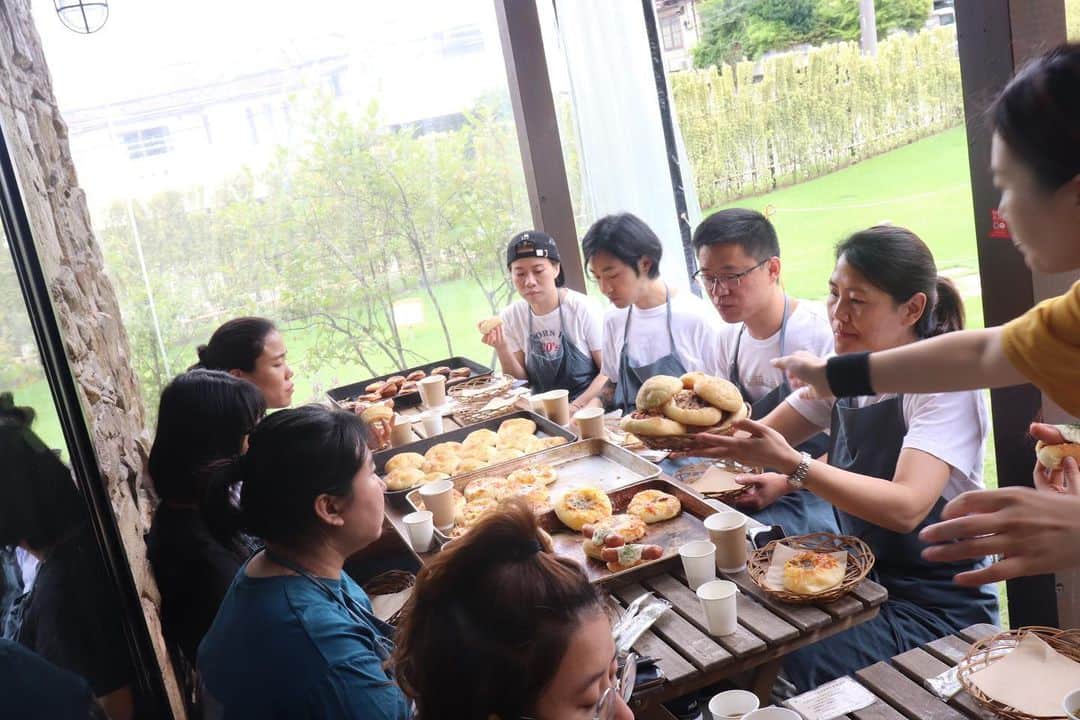 丘の上のパン屋 さんのインスタグラム写真 - (丘の上のパン屋 Instagram)「丘の上のパン教室〜中国編〜﻿﻿ ﻿﻿ 本日と明日はお店の定休日で、中国の方へのパン教室を開催中です。﻿﻿ ﻿﻿﻿ 中国でパンはまだ発展途上にあり、なかなかレパトリーも少ないとのことで、同じ生地でいろんなパンを作る方法や、個人店でいかに効率良く販売していくか、などなど様々なことをお伝えさせて頂いています。﻿﻿ ﻿﻿ 人に伝えることで、今まで無意識にやっていたことも改めて考えたり、頭の中を整理したりとこちらも勉強させてもらい、刺激になり、とても良い機会を頂いたと思っております。﻿﻿ ﻿﻿ 今日はフォカッチャやエッグタルト、デニッシュの成形などをしています。﻿﻿ ﻿﻿ せっかく日本まで来て下さっているのだから、為になることを伝えられるよう頑張ります！﻿﻿ ﻿﻿ ※今週10日(水)は振替休日のためお休みとなります。﻿﻿ ﻿﻿﻿ ------------﻿﻿﻿ ﻿﻿﻿ 7月、8月の臨時休業、夏季休業のお知らせ﻿﻿ ﻿﻿﻿ ●7月8日、9日は「丘の上のパン教室(中国の方向け)」のためお休み、10日は振替休日となります。﻿﻿﻿ ﻿﻿﻿ ●7月29日〜8月9日から台湾講習のためお休みです。﻿﻿﻿ ﻿﻿﻿ 変則になりますので、サイトのカレンダーをご確認ください。﻿﻿﻿ ﻿﻿﻿ −−−−−−−−−﻿﻿﻿﻿ ﻿﻿﻿﻿ 💬 マイバックをご持参ください﻿﻿﻿﻿ ﻿﻿﻿﻿ 19年8月から、レジ袋が1枚5円となります。﻿﻿﻿﻿ ぜひマイバックのご持参お待ちしております。﻿﻿﻿﻿ ゴミ削減にご協力お願い致します。﻿﻿﻿﻿ ﻿﻿﻿﻿ ﻿﻿﻿ −−−−−−−−−﻿﻿﻿﻿ ﻿﻿﻿﻿ 💬 スタッフ募集中です﻿﻿﻿﻿ ﻿﻿﻿﻿ 新たに一緒に働いてくれる仲間を募集しております。﻿﻿﻿﻿ ﻿﻿﻿﻿ 応募方法は郵送となります。﻿﻿﻿﻿ 詳細はサイトをご確認ください。﻿﻿﻿﻿ ﻿﻿﻿﻿ −−−−−−−−−﻿﻿﻿﻿ ﻿﻿﻿﻿ 💬 ご予約について﻿﻿﻿﻿ ﻿﻿﻿﻿ ●予約可能商品﻿﻿﻿﻿ ・食パン ﻿﻿﻿﻿ ・カンパーニュ﻿﻿﻿﻿ ・バゲット﻿﻿﻿﻿ ・エッグタルト﻿﻿﻿﻿ ﻿﻿﻿﻿ ※グルテンフリー米粉パン(プレーン、大納言)﻿﻿﻿﻿ ※低糖質ふすまパン(3本から)﻿﻿﻿﻿ ※一升パン﻿﻿﻿﻿ (※は木、金のお渡しになります)﻿﻿﻿﻿ ﻿﻿﻿﻿ 📞 045-530-9683（クロワッサン🥐）﻿﻿﻿﻿ ﻿﻿﻿﻿ −−−−−−−−−﻿﻿﻿﻿ ﻿﻿﻿﻿ 🛒 オンラインショップ﻿﻿﻿﻿ ﻿﻿﻿﻿ グルテンフリーの米粉食パンの﻿﻿﻿﻿ 通販を行っております。﻿﻿﻿﻿ サイトからご確認ください。﻿﻿﻿﻿ ﻿﻿﻿﻿ ﻿﻿﻿ −−−−−−−−−﻿﻿﻿﻿ 🏷﻿﻿﻿﻿ #丘の上のパン屋  #横浜 #青葉区 #たまプラーザ #ベーカリーカフェ #パン屋 #パン #パン屋さん #横浜パン屋 #🍞 #焼き立てパン #美しが丘 #美しが丘西 #田園都市線 #天然酵母 #国産小麦 #bakery #boulangerie #boulanger #yokohama#instabread #instafood #pane #sourdough #naturalyeast﻿﻿﻿﻿ ﻿」7月8日 16時36分 - okanouenopanya