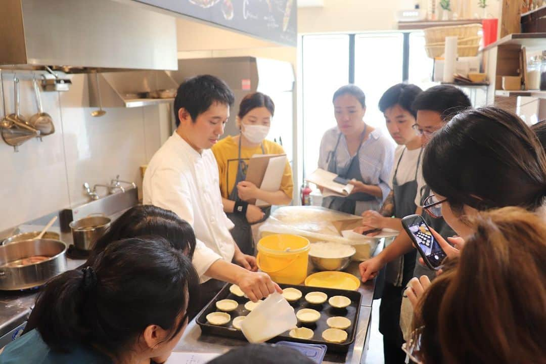 丘の上のパン屋 さんのインスタグラム写真 - (丘の上のパン屋 Instagram)「丘の上のパン教室〜中国編〜﻿﻿ ﻿﻿ 本日と明日はお店の定休日で、中国の方へのパン教室を開催中です。﻿﻿ ﻿﻿﻿ 中国でパンはまだ発展途上にあり、なかなかレパトリーも少ないとのことで、同じ生地でいろんなパンを作る方法や、個人店でいかに効率良く販売していくか、などなど様々なことをお伝えさせて頂いています。﻿﻿ ﻿﻿ 人に伝えることで、今まで無意識にやっていたことも改めて考えたり、頭の中を整理したりとこちらも勉強させてもらい、刺激になり、とても良い機会を頂いたと思っております。﻿﻿ ﻿﻿ 今日はフォカッチャやエッグタルト、デニッシュの成形などをしています。﻿﻿ ﻿﻿ せっかく日本まで来て下さっているのだから、為になることを伝えられるよう頑張ります！﻿﻿ ﻿﻿ ※今週10日(水)は振替休日のためお休みとなります。﻿﻿ ﻿﻿﻿ ------------﻿﻿﻿ ﻿﻿﻿ 7月、8月の臨時休業、夏季休業のお知らせ﻿﻿ ﻿﻿﻿ ●7月8日、9日は「丘の上のパン教室(中国の方向け)」のためお休み、10日は振替休日となります。﻿﻿﻿ ﻿﻿﻿ ●7月29日〜8月9日から台湾講習のためお休みです。﻿﻿﻿ ﻿﻿﻿ 変則になりますので、サイトのカレンダーをご確認ください。﻿﻿﻿ ﻿﻿﻿ −−−−−−−−−﻿﻿﻿﻿ ﻿﻿﻿﻿ 💬 マイバックをご持参ください﻿﻿﻿﻿ ﻿﻿﻿﻿ 19年8月から、レジ袋が1枚5円となります。﻿﻿﻿﻿ ぜひマイバックのご持参お待ちしております。﻿﻿﻿﻿ ゴミ削減にご協力お願い致します。﻿﻿﻿﻿ ﻿﻿﻿﻿ ﻿﻿﻿ −−−−−−−−−﻿﻿﻿﻿ ﻿﻿﻿﻿ 💬 スタッフ募集中です﻿﻿﻿﻿ ﻿﻿﻿﻿ 新たに一緒に働いてくれる仲間を募集しております。﻿﻿﻿﻿ ﻿﻿﻿﻿ 応募方法は郵送となります。﻿﻿﻿﻿ 詳細はサイトをご確認ください。﻿﻿﻿﻿ ﻿﻿﻿﻿ −−−−−−−−−﻿﻿﻿﻿ ﻿﻿﻿﻿ 💬 ご予約について﻿﻿﻿﻿ ﻿﻿﻿﻿ ●予約可能商品﻿﻿﻿﻿ ・食パン ﻿﻿﻿﻿ ・カンパーニュ﻿﻿﻿﻿ ・バゲット﻿﻿﻿﻿ ・エッグタルト﻿﻿﻿﻿ ﻿﻿﻿﻿ ※グルテンフリー米粉パン(プレーン、大納言)﻿﻿﻿﻿ ※低糖質ふすまパン(3本から)﻿﻿﻿﻿ ※一升パン﻿﻿﻿﻿ (※は木、金のお渡しになります)﻿﻿﻿﻿ ﻿﻿﻿﻿ 📞 045-530-9683（クロワッサン🥐）﻿﻿﻿﻿ ﻿﻿﻿﻿ −−−−−−−−−﻿﻿﻿﻿ ﻿﻿﻿﻿ 🛒 オンラインショップ﻿﻿﻿﻿ ﻿﻿﻿﻿ グルテンフリーの米粉食パンの﻿﻿﻿﻿ 通販を行っております。﻿﻿﻿﻿ サイトからご確認ください。﻿﻿﻿﻿ ﻿﻿﻿﻿ ﻿﻿﻿ −−−−−−−−−﻿﻿﻿﻿ 🏷﻿﻿﻿﻿ #丘の上のパン屋  #横浜 #青葉区 #たまプラーザ #ベーカリーカフェ #パン屋 #パン #パン屋さん #横浜パン屋 #🍞 #焼き立てパン #美しが丘 #美しが丘西 #田園都市線 #天然酵母 #国産小麦 #bakery #boulangerie #boulanger #yokohama#instabread #instafood #pane #sourdough #naturalyeast﻿﻿﻿﻿ ﻿」7月8日 16時36分 - okanouenopanya