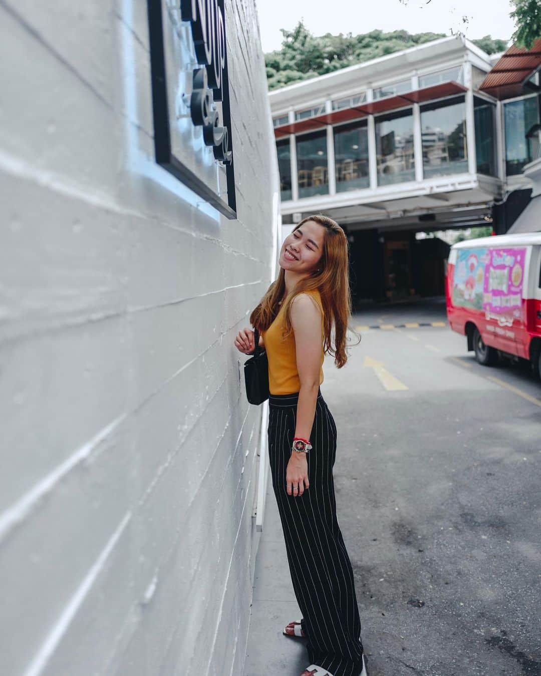 ラチャノック・インタノンのインスタグラム：「โลกนี้มันไม่ง่ายก่อนที่เราจะสุข ต้องผ่าน พุธ พฤหัส มาก่อน 😳 #cafebkk #cafehopping #bkkcafe」