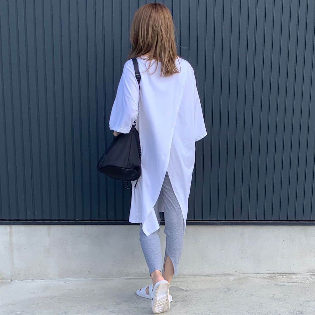 ryuu79hinaのインスタグラム：「#ootd ・ ・ めっちゃ楽ちんな日♪ ・ ・ @lavishgate のバックスリットがポイントなオーバーサイズT❤️ ・ ・ 今日はちょっぴり肌寒かったのに…今になって太陽さんが～☀︎*.｡ 早く梅雨あけてほしぃ…🙏 毎日アプリで天気予報見ちゃうよ💦 ・ ・ ------------------------------------------ 👕・#lavishgate 👖👜・#グローバルワーク 👡・#ナイキ#NIKE ・ ・ ・」