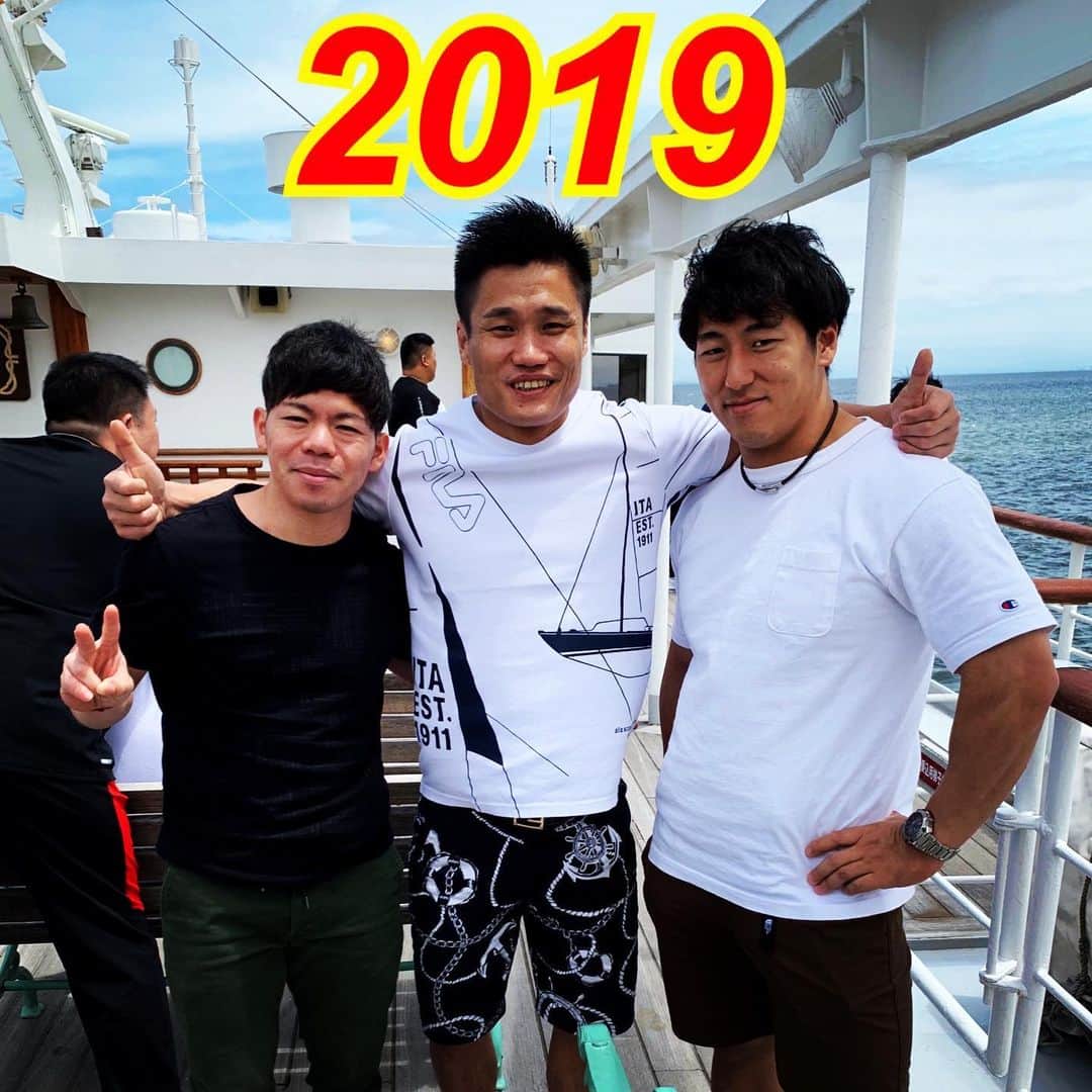 山本俊樹のインスタグラム：「- 2019 日韓中フレンドシップ 2013 ポーランド世界選手権  今も昔も変わらず世界チャンピオンのシャオジュン @luxiaojunbarbell との一枚。自分と陽一 @yoichiitokazu は2013年から比べると着実に世界との差を詰めた。東京オリンピックに向け、今年の世界選手権でメダル獲得を目指す！！！」