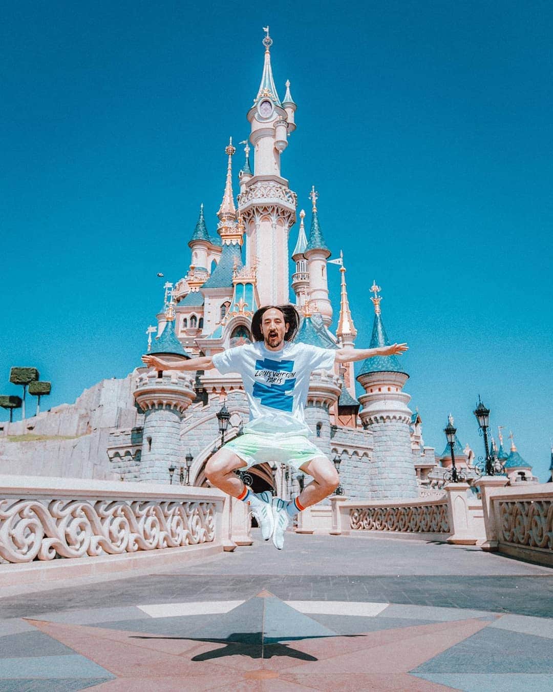 スティーヴ・アオキさんのインスタグラム写真 - (スティーヴ・アオキInstagram)「#aokijump #998. The Happiest Place in France Jump. Sleeping Beauty Castle @DisneylandParis Paris France July 6 2019」7月8日 16時40分 - steveaoki