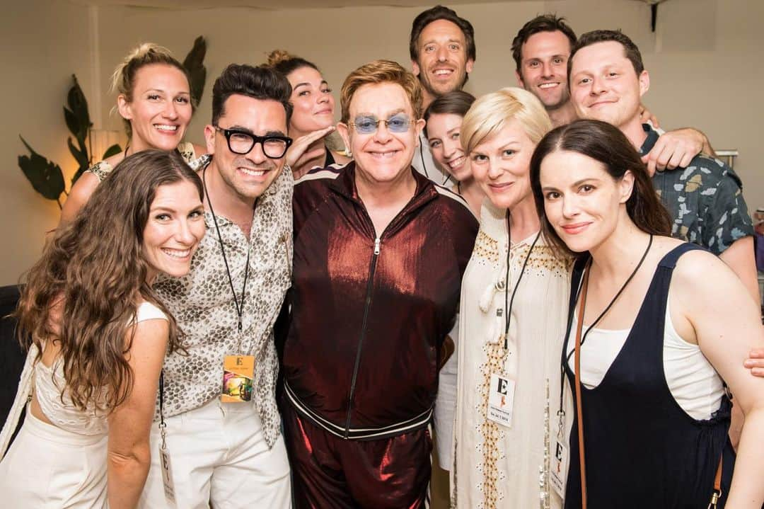 エルトン・ジョンさんのインスタグラム写真 - (エルトン・ジョンInstagram)「Celebrating the big wrap for Season 5 of @schittscreek at last night’s show.  Lovely people 🇨🇦🇨🇦🇨🇦🇨🇦 📷: @bengibsonphoto」7月8日 16時41分 - eltonjohn