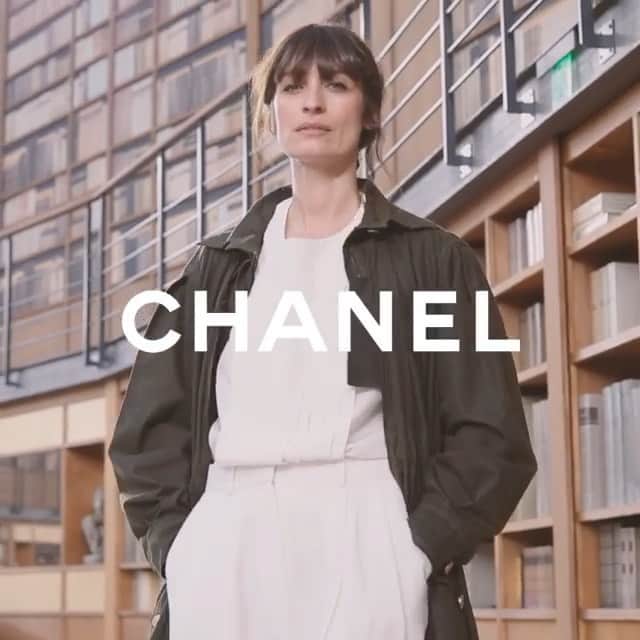 カロリーヌ・ド・メグレのインスタグラム：「Come with me backstage of the #ChanelHauteCouture show to watch @luciapicaofficial create her makeup on @vittoria Hair @sammcknight1 Check @chanel.beauty for makeup list Music @yarolpoupaud  #cdmblp #cdmvideo #fromtheshowtoyourhome」