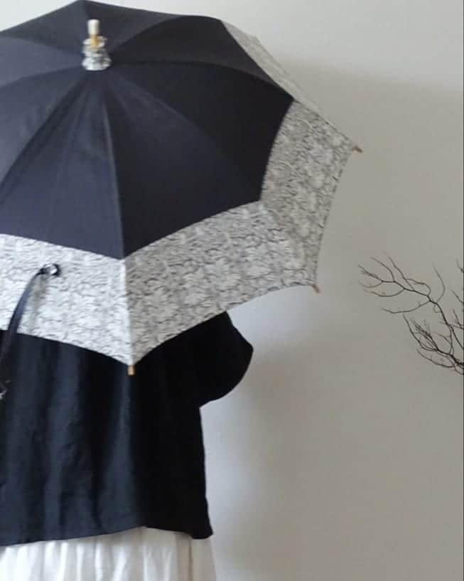Keikoさんのインスタグラム写真 - (KeikoInstagram)「† 人気の日傘は ウィリアムモリスの コットンプリントと 無地の組み合わせ ヴィンテージのボタンと イニシャルテープが アクセントになっています。 オーダーは予定しておりませんので この機会に♡♡ † #ハンドメイドの日傘#日傘#handmade#ハンドメイド#ウィリアムモリス#umbrella#大人コーデ#大人ナチュラル#コーデ#coodinate」7月8日 16時46分 - shell_house1025