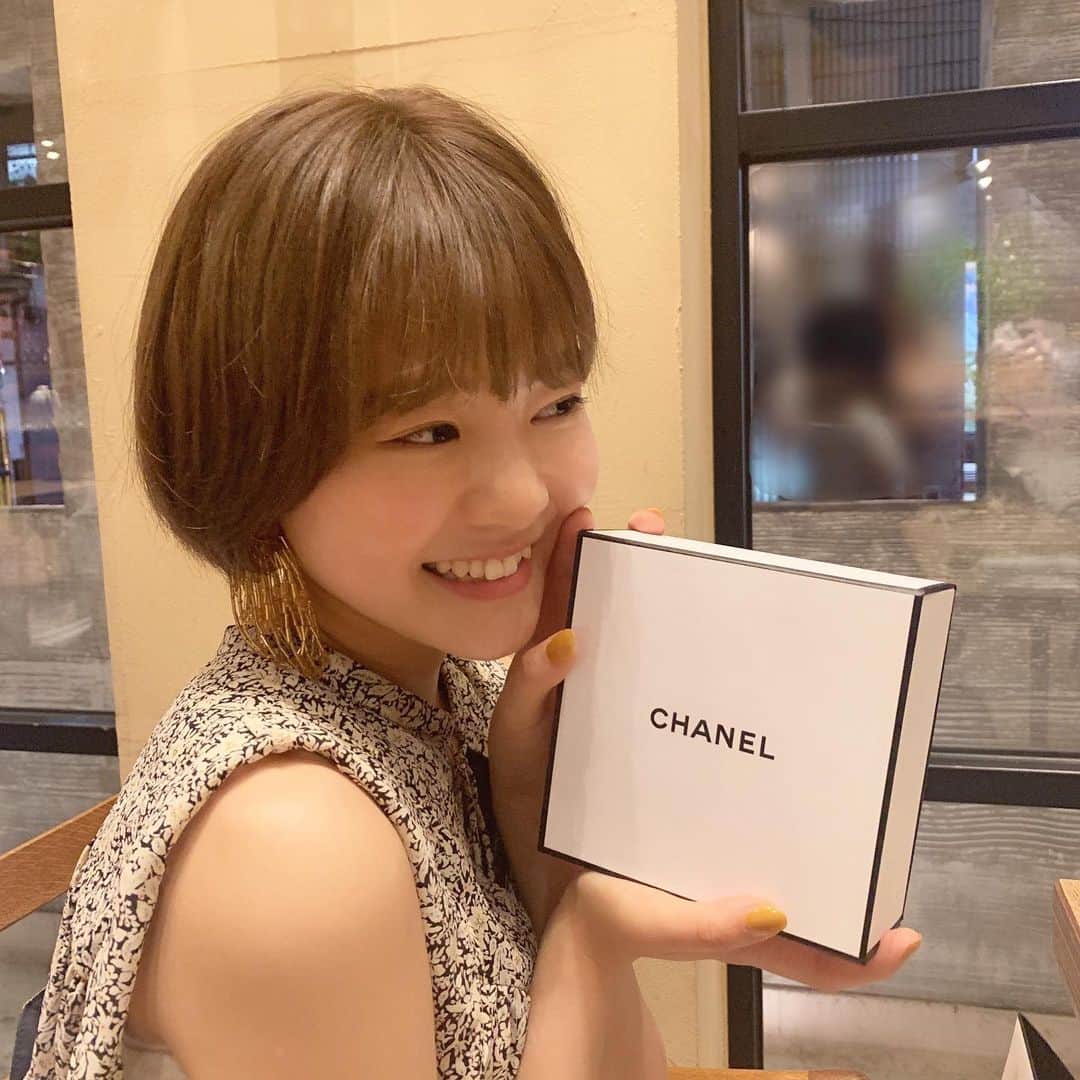 穴井千尋さんのインスタグラム写真 - (穴井千尋Instagram)「. 誕生日プレゼントを頂いた💕 嬉しい😆 . #chanel #present #beauty #cosme #シャネル」7月8日 16時55分 - chihiro_anai_official