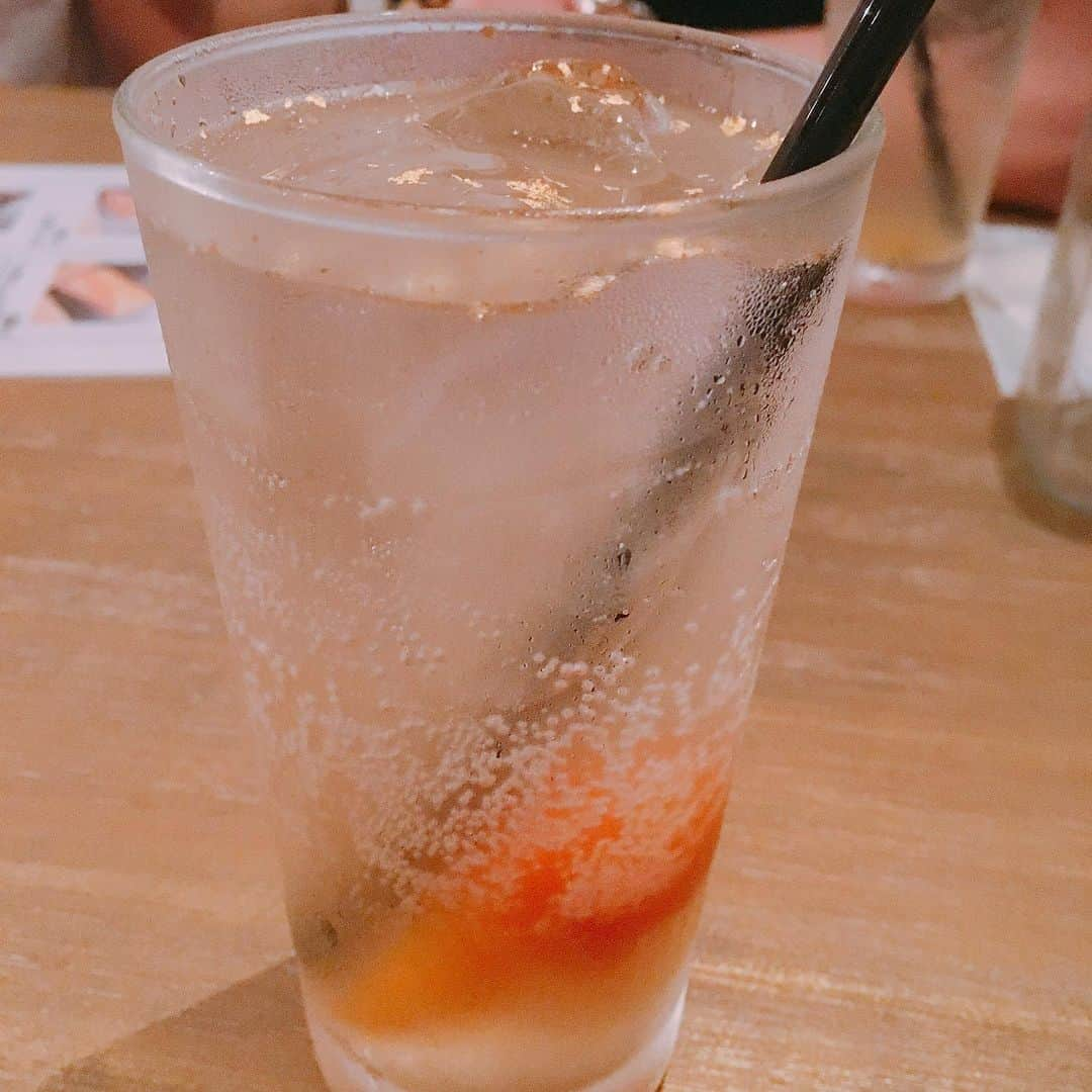 大湯みほさんのインスタグラム写真 - (大湯みほInstagram)「……… ベリベリースムージー🍓🍹✨ビタミンたっぷりで頭もシャキーン！！✨よし、これで打ち合わせ頑張れるぞー👍 ・ 2枚目は、先日飲んだ、杏入りの日本酒カクテル🍸✨金粉入り✨でお洒落でしたぁ〜♡ ・ 明日は楽しみにしている✨Cosme Kitchen Adaptation🌱でのイベント❣️ ・ 皆さまにお会い出来るの、とても楽しみにしております╰(*´︶`*)╯ ・ #smoothie #strawberry #🍓 #berryberrysmoothie #fruits #sake #sakecocktail #drink #refresh #reset #relax #event #nukazuke #cosmekitchen #ぬか漬け #ぬか漬けワークショップ #ぬか漬けマイスター #大湯みほ」7月8日 16時49分 - nukazukemiho0320