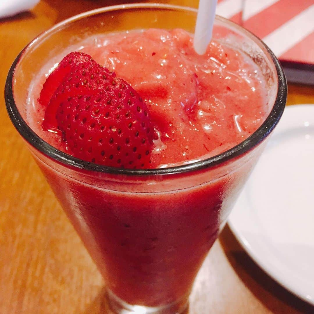 大湯みほさんのインスタグラム写真 - (大湯みほInstagram)「……… ベリベリースムージー🍓🍹✨ビタミンたっぷりで頭もシャキーン！！✨よし、これで打ち合わせ頑張れるぞー👍 ・ 2枚目は、先日飲んだ、杏入りの日本酒カクテル🍸✨金粉入り✨でお洒落でしたぁ〜♡ ・ 明日は楽しみにしている✨Cosme Kitchen Adaptation🌱でのイベント❣️ ・ 皆さまにお会い出来るの、とても楽しみにしております╰(*´︶`*)╯ ・ #smoothie #strawberry #🍓 #berryberrysmoothie #fruits #sake #sakecocktail #drink #refresh #reset #relax #event #nukazuke #cosmekitchen #ぬか漬け #ぬか漬けワークショップ #ぬか漬けマイスター #大湯みほ」7月8日 16時49分 - nukazukemiho0320