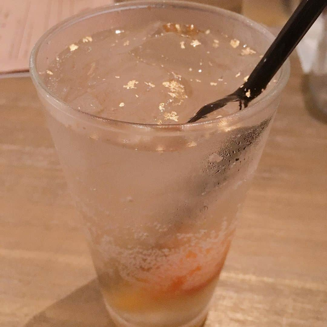 大湯みほさんのインスタグラム写真 - (大湯みほInstagram)「……… ベリベリースムージー🍓🍹✨ビタミンたっぷりで頭もシャキーン！！✨よし、これで打ち合わせ頑張れるぞー👍 ・ 2枚目は、先日飲んだ、杏入りの日本酒カクテル🍸✨金粉入り✨でお洒落でしたぁ〜♡ ・ 明日は楽しみにしている✨Cosme Kitchen Adaptation🌱でのイベント❣️ ・ 皆さまにお会い出来るの、とても楽しみにしております╰(*´︶`*)╯ ・ #smoothie #strawberry #🍓 #berryberrysmoothie #fruits #sake #sakecocktail #drink #refresh #reset #relax #event #nukazuke #cosmekitchen #ぬか漬け #ぬか漬けワークショップ #ぬか漬けマイスター #大湯みほ」7月8日 16時49分 - nukazukemiho0320