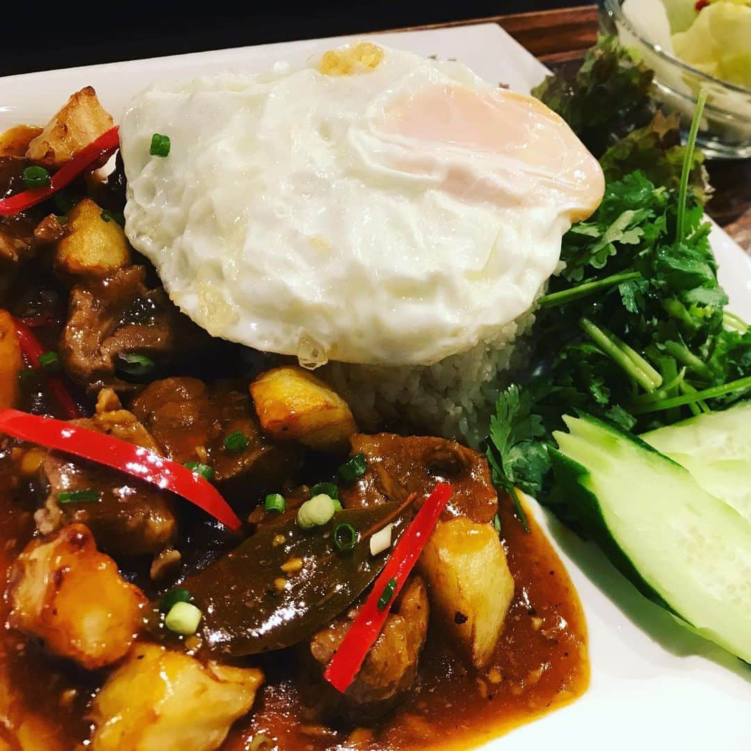 中野耕史のインスタグラム：「ランチ！ 最近、毎週のように #神戸アジアン食堂バルsala に来ている😊 今日は小学校からの旧友と一緒に🍛 今は父親仲間として、自分の仕事を開拓する仲間としても刺激的な存在。 今日も良いエネルギーをもらいました💪 感謝」