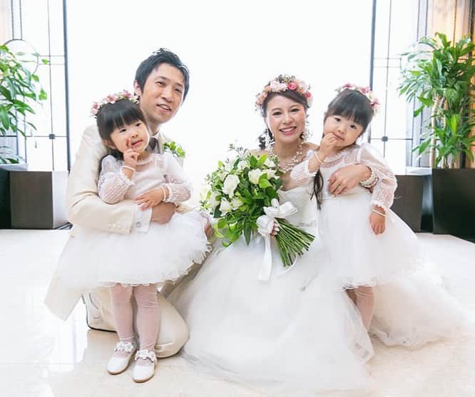 楽婚【公式】Instagramさんのインスタグラム写真 - (楽婚【公式】InstagramInstagram)「@rakukon をフォローして 『#楽婚』をつけて、 お写真の投稿大歓迎♡ 公式IGでリグラムされるかも！？ . ♥楽婚の先輩カップル  Kiyoto　＆　Natsumi 会場：#ホテル日航大阪 >http://bit.ly/2YaAYBl . 小さな二人の天使も ウェディングのお手伝い..♡ 家族にとっても楽しい 思い出がたっぷりの1日に♩* .  Webでご予約はTOPのURLより♡ ⇒@rakukon . #楽婚 #rakukon #ベストブライダル  #wedding #ウェディング #フォトウェディング #プレ花嫁 #卒花 #日本中のプレ花嫁さんと繋がりたい #プラコレ #marryxoxo #ウエディングニュース #花嫁 #卒花嫁 #2019年春婚  #2019年夏婚 #2019年冬婚  #結婚式準備 #weddingdress #ウェディングドレス #パパママ婚 #ファミリーフォト #ベールガール」7月8日 17時05分 - rakukon