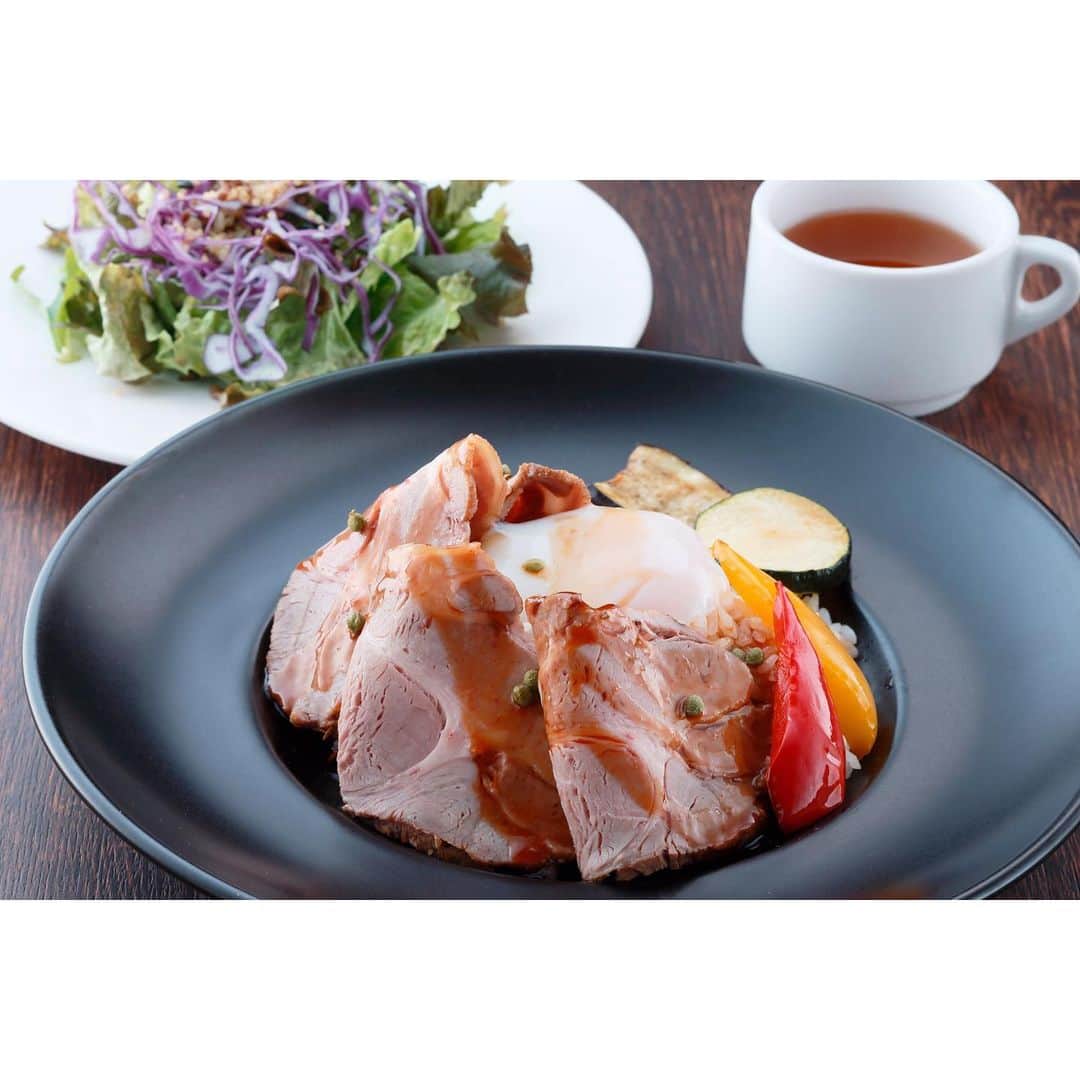 のインスタグラム：「*﻿ ﻿ 【夏を乗り切る！DONBURIフェア🍚】﻿﻿ ﻿ 7月1日（月）～8月31日（土）の期間中、﻿ レストラン レジーナのスペシャルランチにボリューム満点のDONBURI（丼）が登場！😆✨﻿ ﻿ ランチで元気をチャージして、梅雨と暑い夏を乗り切りましょう😋🌞⛈🍴﻿ ﻿﻿ 🌟Special Lunch🌟980円（税込） ﻿﻿ ﻿﻿ 【第1弾】﻿ 7月1日（月）～7月18日（木）﻿ ローストポーク丼﻿ ﻿﻿ 【第2弾】﻿ 7月19日（金）～7月31日（水）﻿ チキンオーバーライス﻿ ﻿﻿ 【第3弾】﻿ 8月1日（木）～8月15日（木）﻿ ハモのフリット丼 とろろ添え﻿ ﻿ 【第4弾】﻿ 8月16日（金）～8月31日（土）﻿ ロコモコ丼﻿ ﻿﻿ すべてのランチに、たっぷり彩り野菜サラダ・スープ付き ﻿🥗﻿ ﻿﻿ ◼️レストラン レジーナ﻿﻿ 【LUNCH】11:00～14:30（L.O.14:00） ☎️ご予約・お問い合わせ﻿﻿ 075-371-3370﻿」