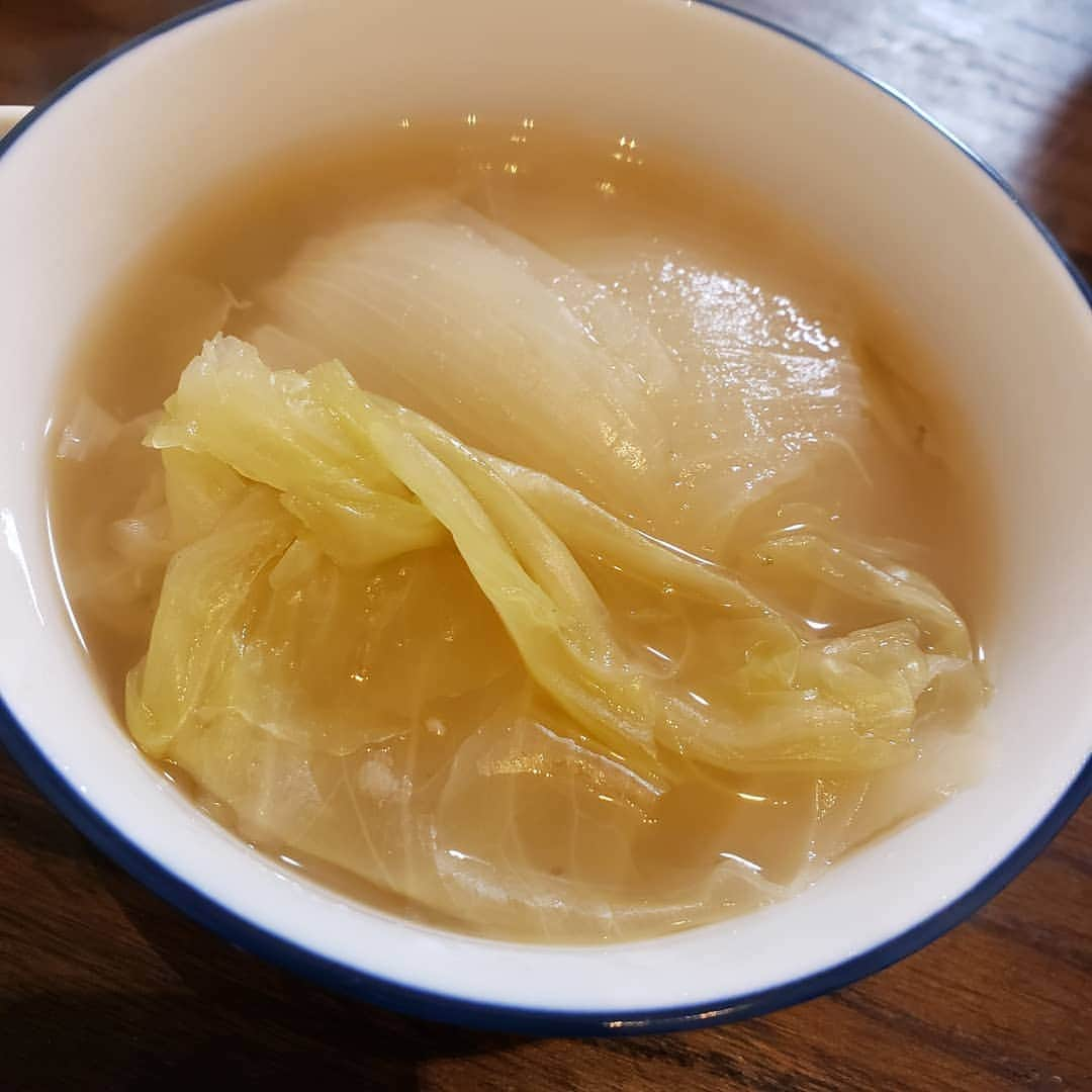 Pileさんのインスタグラム写真 - (PileInstagram)「. 優しいスープ。 玉ねぎまるごと キャベツ半分。 お鍋にいれて コンソメでことこと煮るだけ！ #ぱいるめし #cooking #cookstagram  #soup #요리」7月8日 16時59分 - pi_channnn52