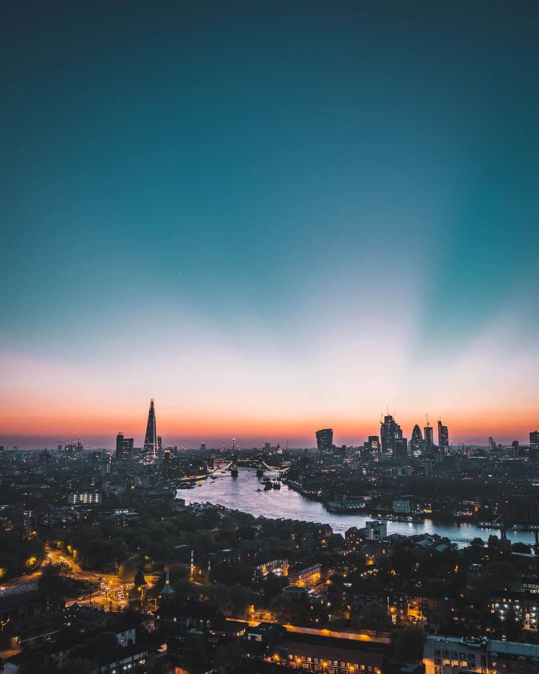 Fujifilm UKさんのインスタグラム写真 - (Fujifilm UKInstagram)「FEATURED PHOTOGRAPHER OF THE WEEK “I’m really lucky to be living in an apartment block that has one of the best views of London. I’ve literally lost count of the number of times I’ve taken a photo of this view but this is probably one of my favourites as it is a call back to a similar sunset shot (with the sunrays in the sky) that I made of my hometown Kuala Lumpur a very long time ago when I first got into photography. Except this time, it’s London - my current home!” - @mingjuntan  FUJIFILM X-T2 | XF16mmF1.4 | F5 | ISO 3200 | 1/40 sec | Classic Chrome  #Fujifilm #Fujifilmx_uk #XT2 #XSeries」7月8日 17時00分 - fujifilmuk
