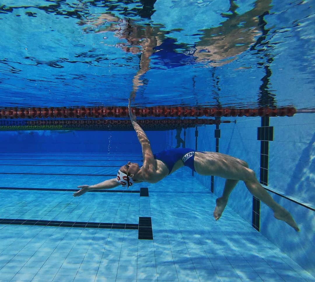 エミリー・シーボームのインスタグラム：「It’s not about your reflection, it’s what you see beyond it.  #reflection #mirror #swimming #water」