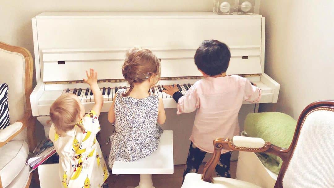 蛯原友里さんのインスタグラム写真 - (蛯原友里Instagram)「・ ・ こちらの親戚と一緒にピアノ演奏♪ ・ 子供って言葉を飛び越え すぐに仲良くなれるの凄い!! ・ ・ #Finland #piano」7月8日 17時04分 - yuri_ebihara