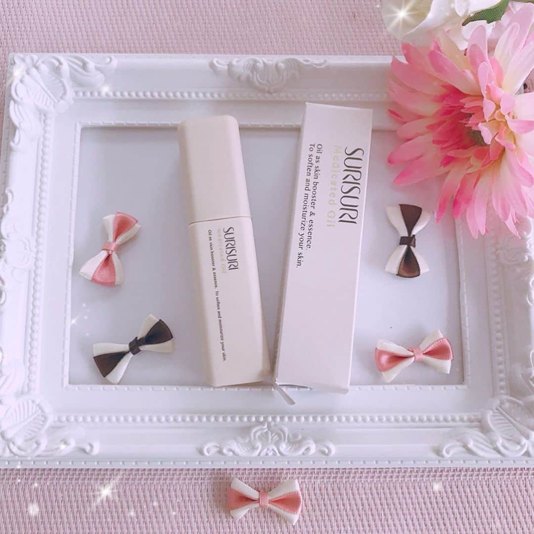 のインスタグラム：「* 発売されたばかりの 🎀【SURISURI 薬用オイル】🎀 * お試ししてみたよ😊✨ *  オイルなのにべたつかず 肌馴染みが良いです❣️ 今の時期にも嬉しい 軽いテクスチャー オイル✨ *  私は化粧水前のブースター として使ってみました。 肌の潤いも保ってくれて 1800円とお手頃プライス🌞‼️ * @rbp_tokyo  チェックしてみてね👀💕✨ #surisuri  #surisuri薬用オイル  #すりすり肌 #オイル美容  #マシュマロ肌  #rbp #美容液  #オイル美容液  #美容オイル  #保湿  #スキンケア  #PR」