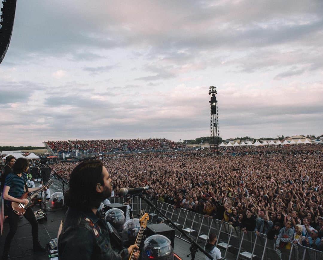 ジェームズ・ベイさんのインスタグラム写真 - (ジェームズ・ベイInstagram)「Back on the road with the #dividetour Prague night 1 🙃 📷 @ohalfin」7月8日 17時10分 - jamesbaymusic