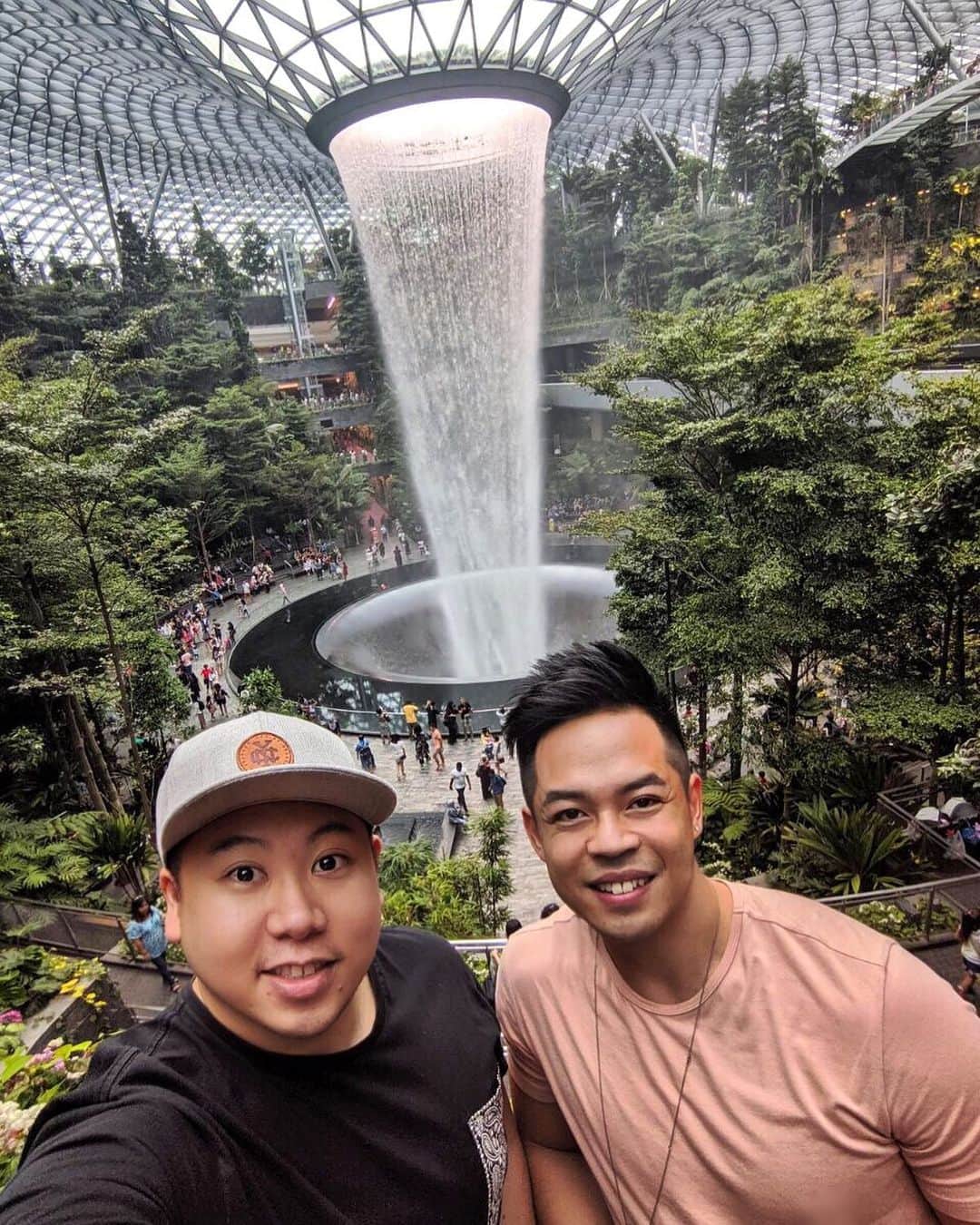 ヒューバートのインスタグラム：「Don’t go chasing waterfalls~ .........yeah you knew that was coming.」