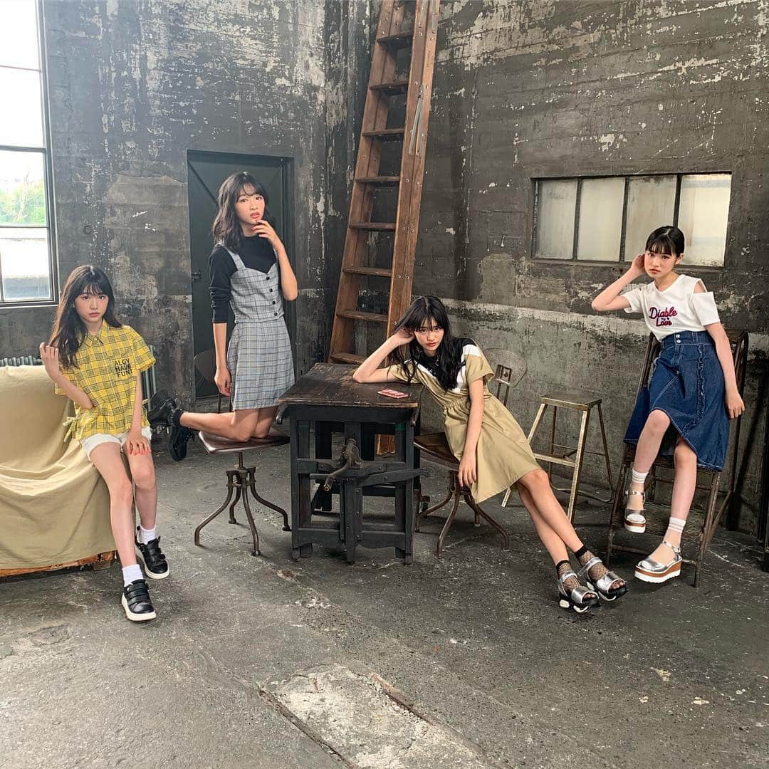 ニコ☆プチのインスタグラム：「﻿ CDジャケット風💿✨﻿ ﻿ つっこみどころまんさいですね🤣﻿ ﻿ ﻿ #ニコプチ﻿ #近藤藍月﻿ #中山あやか﻿ #関谷瑠紀﻿ #丸山真亜弥﻿ #cdジャケット」