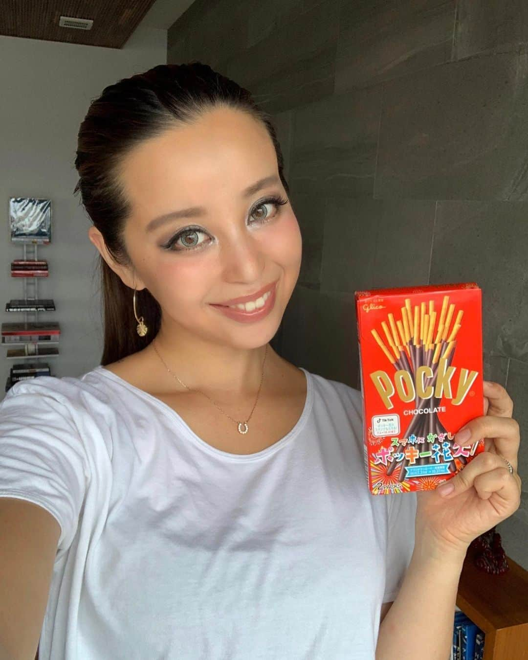 PINKYさんのインスタグラム写真 - (PINKYInstagram)「＜スマホにかざしてポッキー花火！＞に挑戦🎆💖 . スマホ専用のオリジナルアプリとポッキーがあればお家の中で楽しめる花火なので、小さい子供と一緒に楽しめて安心💮 .  パッケージごとに花火の色が変わるみたいで、Pocoちゃんも『はなびー♪』と喜んでました👧🏻💕🎇 ・・・ ・・・ #glico_広告 #Pocky #ポッキー花火 @pocky_japan」7月8日 17時30分 - shanti_pinky_shanti