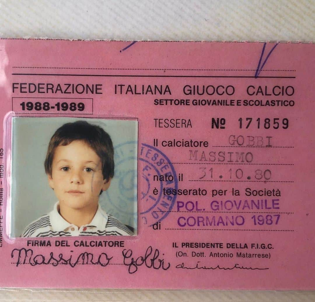 マッシモ・ゴッビのインスタグラム：「... 30 anni fa finiva la mia prima stagione da calciatore... 30 anni dopo si conclude la mia carriera. È stato un viaggio meraviglioso! Grazie alla mia famiglia. Grazie a chi c’era allora e c’è anche adesso. Grazie a chi mi è stato accanto in questo viaggio, non importa quanta strada fatta assieme ma l’impronta lasciata nel mio cammino. Un abbraccio.  Massi」