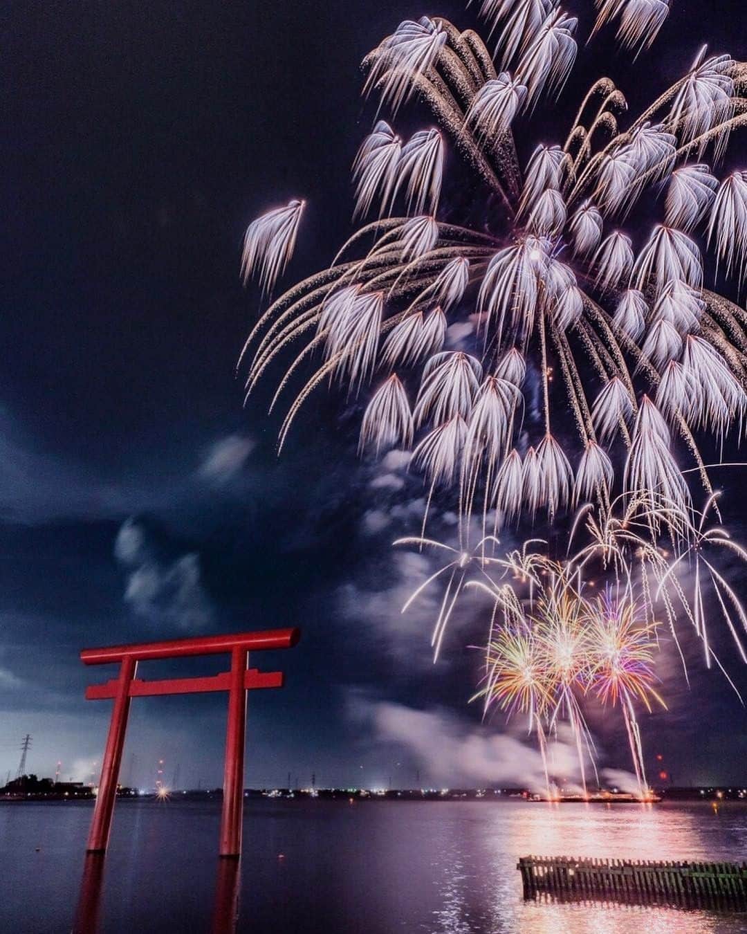 JALさんのインスタグラム写真 - (JALInstagram)「. On August 25th over 10,000 fireworks will soar above the shores of Kitaura Lake for the Kashima City Fireworks Festival🏮 It's not too late to plan your trip!  #FreshAirJuly  尺玉108連発が見所の鹿嶋市花火大会⛩ 今年も約1万発の花火が打ち上げられる予定です🎆 . . photo by @hitoshi7466 Post your memories with #FlyJAL  #JapanAirlines #japan #ibaraki #fireworks #skyart」7月8日 17時30分 - japanairlines_jal