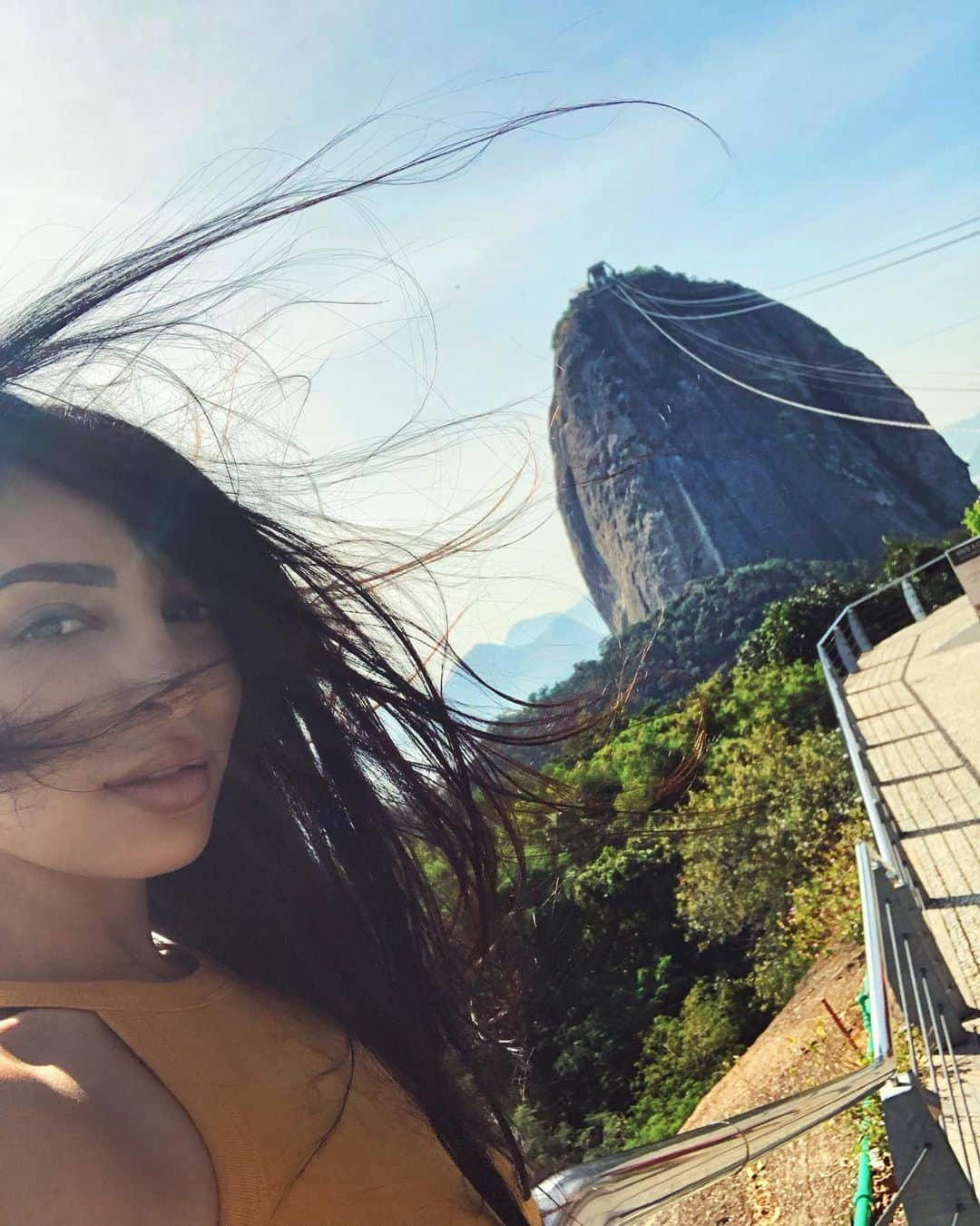 sananasのインスタグラム：「Pão de Açúcar ⛰Punaise première fois que j’utilise le « ã » de toute ma vie je crois 😂 Ça y’est je suis bilingue ! Je rigole le Portugais c’est trop dur 😓Qui parle le Portugais ? Apprenez moi des mots importants dans les commentaires s’il vous plaît 🙏🏻😂 . Le pain de sucre fait 396 mètres d’altitude 😍C’est tellement beau ! Les Portugais ont nommé les pics en fonction de ce qui leur passait par la tête en les regardant 😄 . PS : NOUVELLE VIDÉO EN LIIIIGNE 🎉 PS 2 : Un gros M***E à tous ceux qui ont les rattrapages aujourd’hui 💪🏻💚 . . . #RioDeJaneiro #PainDeSucre #PaoDeAcucar #TuiFrance」