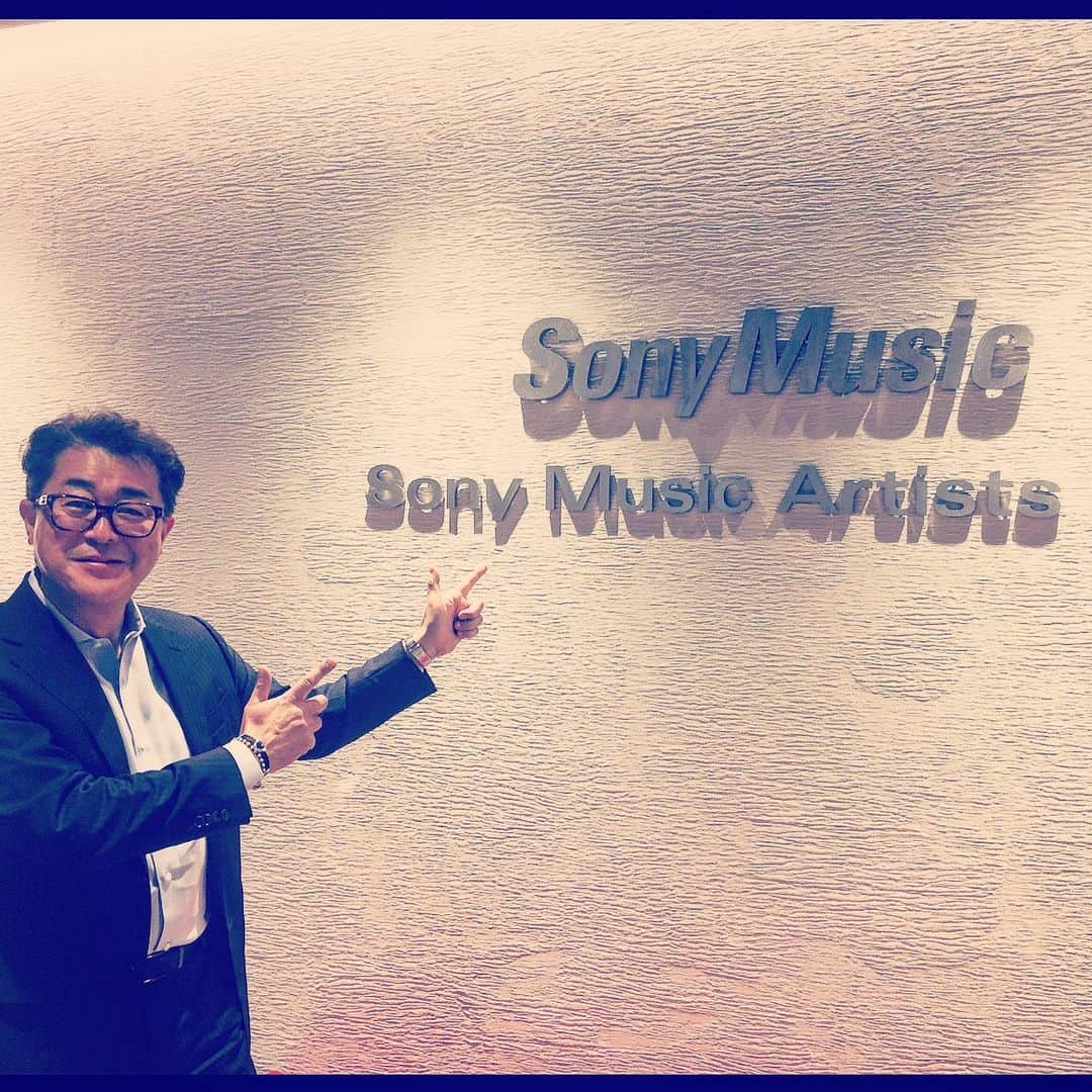 多賀公人さんのインスタグラム写真 - (多賀公人Instagram)「Meeting in Tokyo , Sony Music ❗️東京のソニーミュージックにて打ち合わせ。WOW ‼️ #sony #music #ソニーミュージック  #wow #yes #fun #life #love #japan  #business #trip #tokyo #artist #photography #多賀公人 #アナウンサー  #ユイコミュニケーションラボ」7月8日 17時41分 - kimito_taga