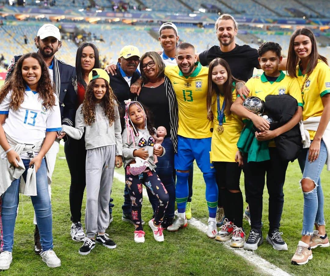 サッカーキングさんのインスタグラム写真 - (サッカーキングInstagram)「. Dani's Family👨‍👩‍👧‍👦 （2019.07.07） . 📷 Photo by Lucas Uebel/Getty Images . #ダニエウアウベス #danialves #danielalves #ブラジル #Brazil #🇧🇷 #コパアメリカ #CopaAmerica #CopaAmerica2019 #football #futbol #futebol #サッカー #⚽️ #サッカーキング」7月8日 17時45分 - soccerkingjp