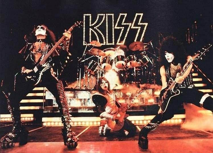 KISSさんのインスタグラム写真 - (KISSInstagram)「#KISSTORY - July 8, 1977 - #KISS' Love Gun Tour launched in Halifax, Nova Scotia, Canada.」7月8日 17時50分 - kissonline