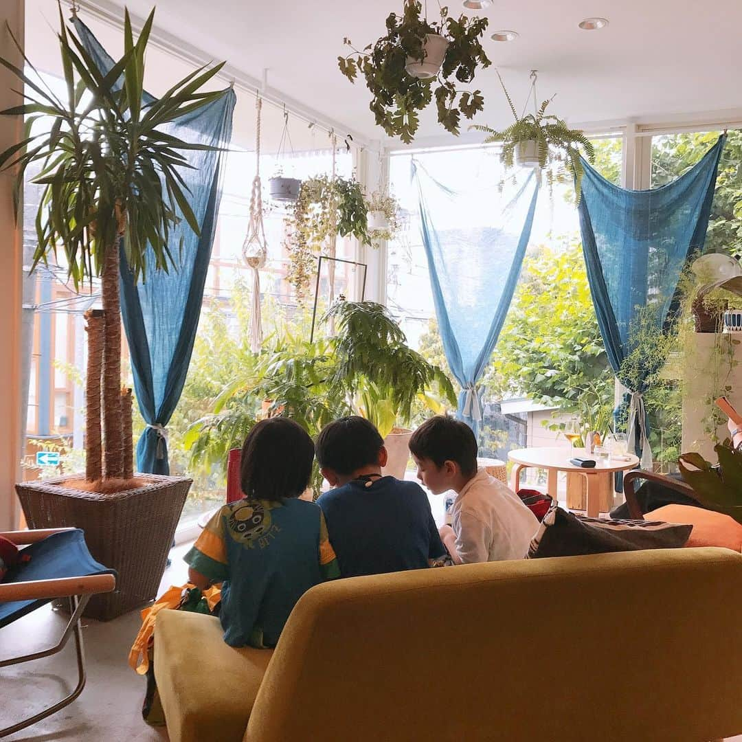 佐藤康恵さんのインスタグラム写真 - (佐藤康恵Instagram)「YS Jewel💎Cafe de 森呼吸 【七夕🌠ジュエリーワークショップ】7日にご参加くださった皆様✨ありがとうございました！ 皆さんとても素敵な天然石ジュエリーを製作出来ました💖 お子様も可愛いキャンディーチャームを作ってくれました🌟 今月は28日にも追加開催決定しました！ 申込みスタートします🤗 ぜひ、楽しく手ぶらdeワークショップin Shelter KUKOカフェ に来てくださいね🌈 インスタトップのプロフィールURLからお申し込み出来ます💖 #素敵な作品たち #ysjewel #workshop  #佐藤康恵 #ワークショップ #個性それぞれ #可愛い #代々木八幡 #代々木公園 #singer #shelterkuko」7月8日 17時54分 - yasuesato.official