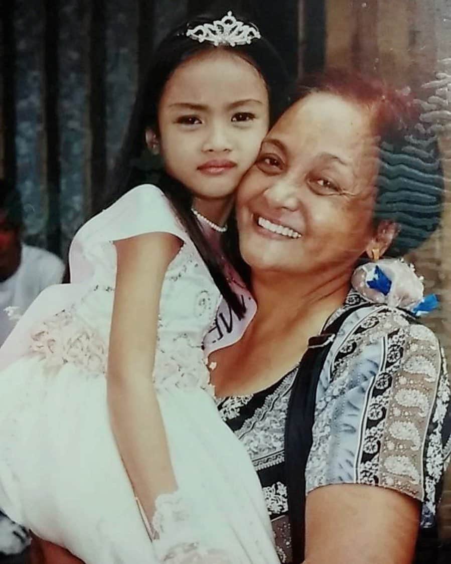 香川沙耶さんのインスタグラム写真 - (香川沙耶Instagram)「Happy Birthday Nanay❤️❤️❤️❤️❤️ 世界一のおばあちゃん。 生まれてから10年間はフィリピンで ずーっとおばあちゃんの手によって育てられました。 一度大事に思った人に対してとんでもなく愛情深くて、精神的にも肉体的にもタフでどこに行くにも一緒で仕事場まで連れて行ってくれて、耐えきれなくて泣いてしまったとしても決して弱音を吐かないおばあちゃんを見て育った。 私も一生懸命働いて、おばあちゃんがさやを面倒見てくれたと同じようにさやがおばあちゃんの面倒見れるように、 頑張るからね💪🏽❤️ 早く会いたいよ、早く思いっきりハグしたいよ。 愛してるよ、ナナイ！ #grandmasgirl #lola」7月8日 17時54分 - saya.kagawa