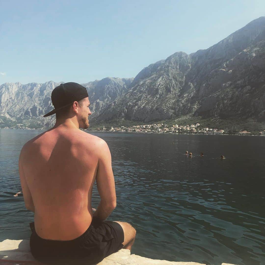 イワン・ブキンのインスタグラム：「Relax😎」