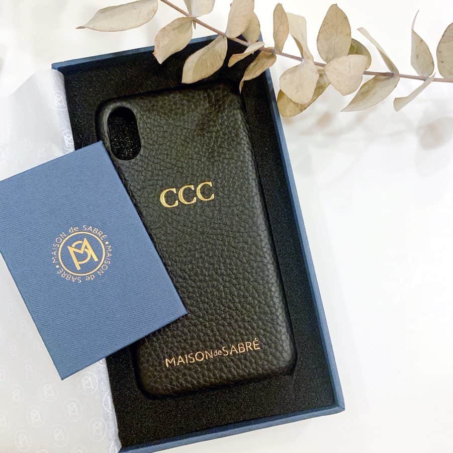 のインスタグラム：「彼のフォンケースがあまりにもボロボロだったので、かっこいいのをプレゼントしました🎁 エレガントでリッチな本革のケースにオリジナルの刻印をしてもらえるんです❣️ とっても喜んでくれてすぐに使ってくれました♪ カラバリも豊富なのできっとお気に入りが見つかりますよ💓 . お得に購入できるクーポン情報をブログに載せたのでそちらもチェックしてみてください💓 . 詳しくはブログにて ♡ ↓↓ @kkkkkaoriiiii  プロフィールから飛べます✈️ ♡153cmちびっこアラサーOL♡KaoriのHappyRoom♡  #maisondesabre  #スマホケース #iphonecase  #phonecases  @maisondesabre」