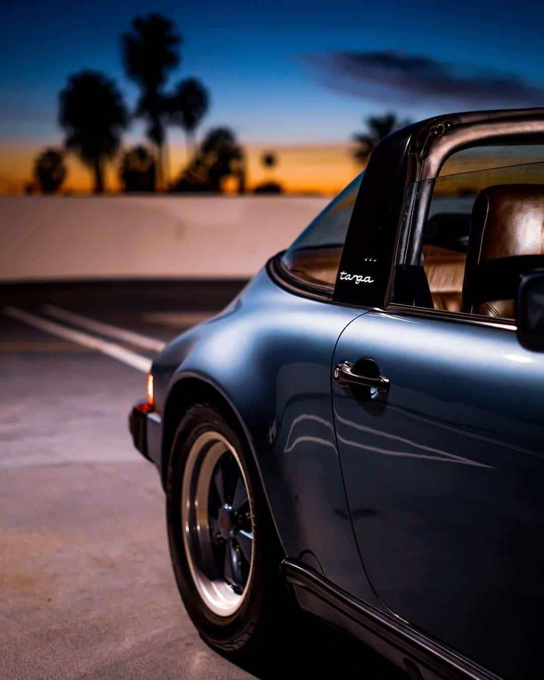 Porscheさんのインスタグラム写真 - (PorscheInstagram)「Ready for a top-down cruise through the concrete jungle. #PorscheMoment #Porsche911 #Targa #TimelessMachine (📷: @shayanbokaie)」7月8日 18時00分 - porsche