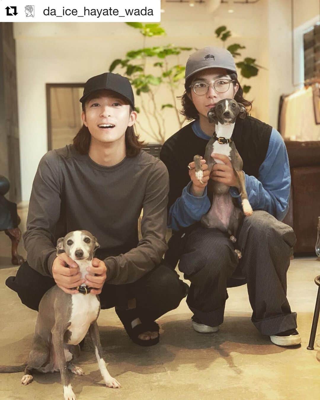 上村昌也のインスタグラム：「久々に颯と会いました。 というか友達と遊ぶこと自体久しぶり、なんと4ヶ月ぶり笑(その時も颯) 自分でも驚いてます笑 楽しかったな、すごく そして、楽しんでくれてたな。 いつもありがとう ・ ・ ・ YouTubeの告知をしてからなかなか動きがないから、みんなからの心配の声がちょくちょく届きます。 呟かれないツイッター、インスタにコメント本当にありがとう。 生きてます。 そして、もう少し待っててね、120%納得した上で動画を更新しますので。 ・ 上村昌弥」