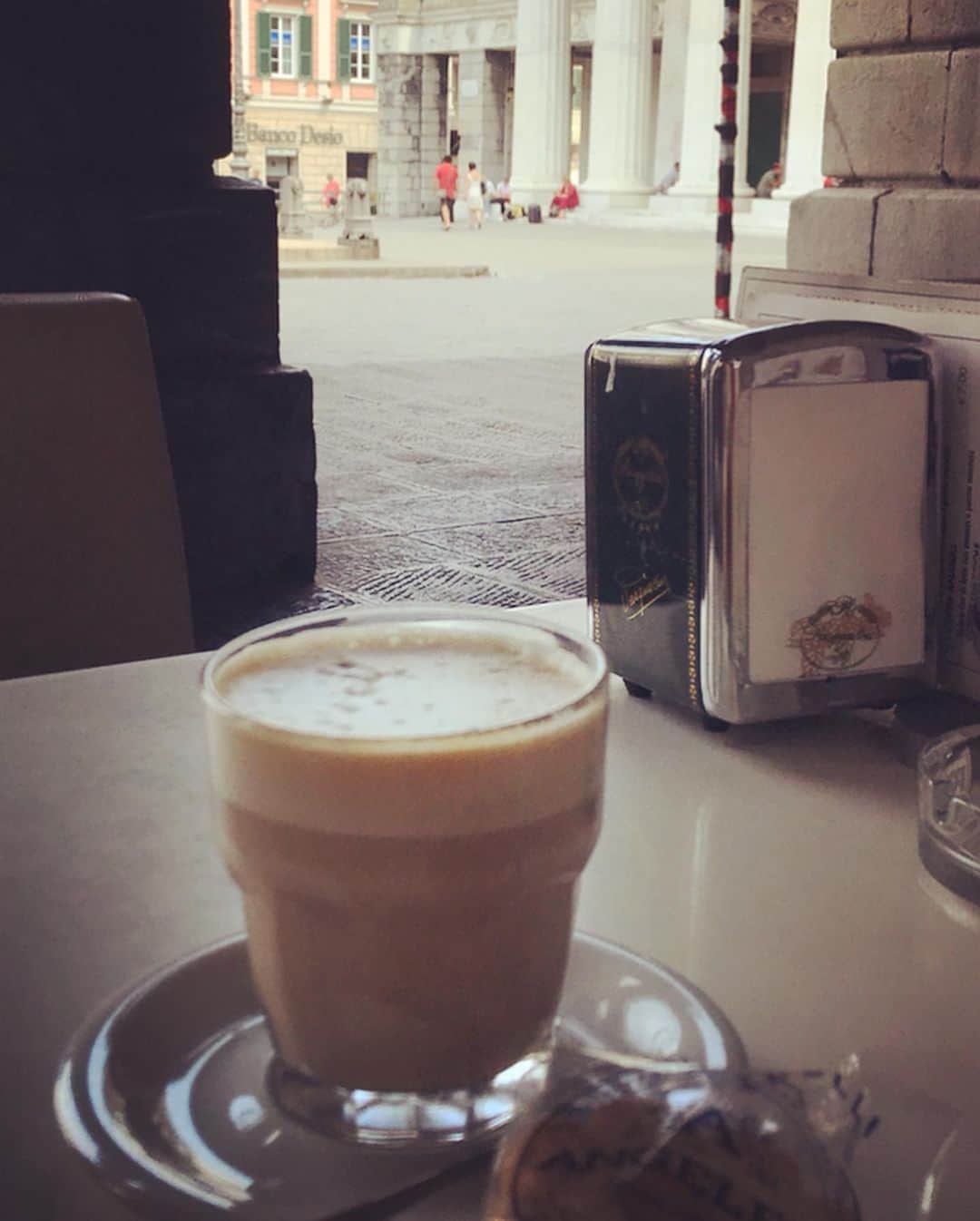 上野水香さんのインスタグラム写真 - (上野水香Instagram)「#ジェノバ で#カフェタイム  #aboutyesterday  昨日は人通りの少ない日曜日の午前中、しばらくカフェでぼーーーっとしてました。#カフェラテ 美味しい☕️💕 カフェタイム好き。 少し歩けば風景が美しい。 なんか窓の絵、可愛くないですか？ (*´-`) そして自分はなぜかドヤ顔。笑  #cafetime ☕️💕 Walked around a bit in #genova」7月8日 18時04分 - mizukaueno