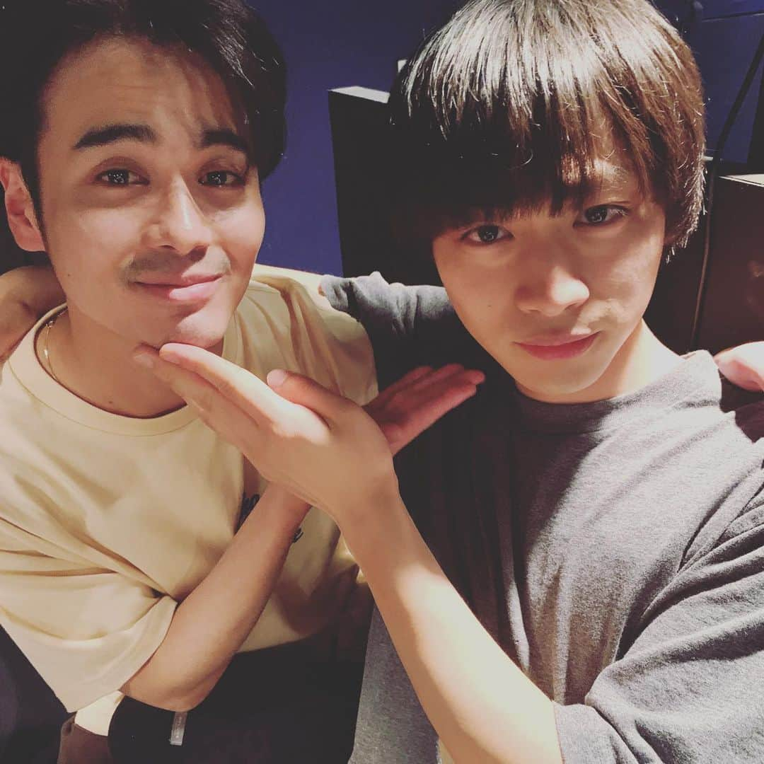 岩永徹也さんのインスタグラム写真 - (岩永徹也Instagram)「先週末、ドラ恋で共演中の あもんが出演している舞台を観に行ったよ✌️ ドラ恋とは違ったあもんのお芝居を観て、たくさん刺激を受けました。  あもちゃんありがとう🤙 舞台お疲れ様👏  #ヒゲあり髪ボサ #あもタツ #タツもん #ドラ恋3  #平井亜門 #岩永達也」7月8日 18時04分 - iwanaga.bro