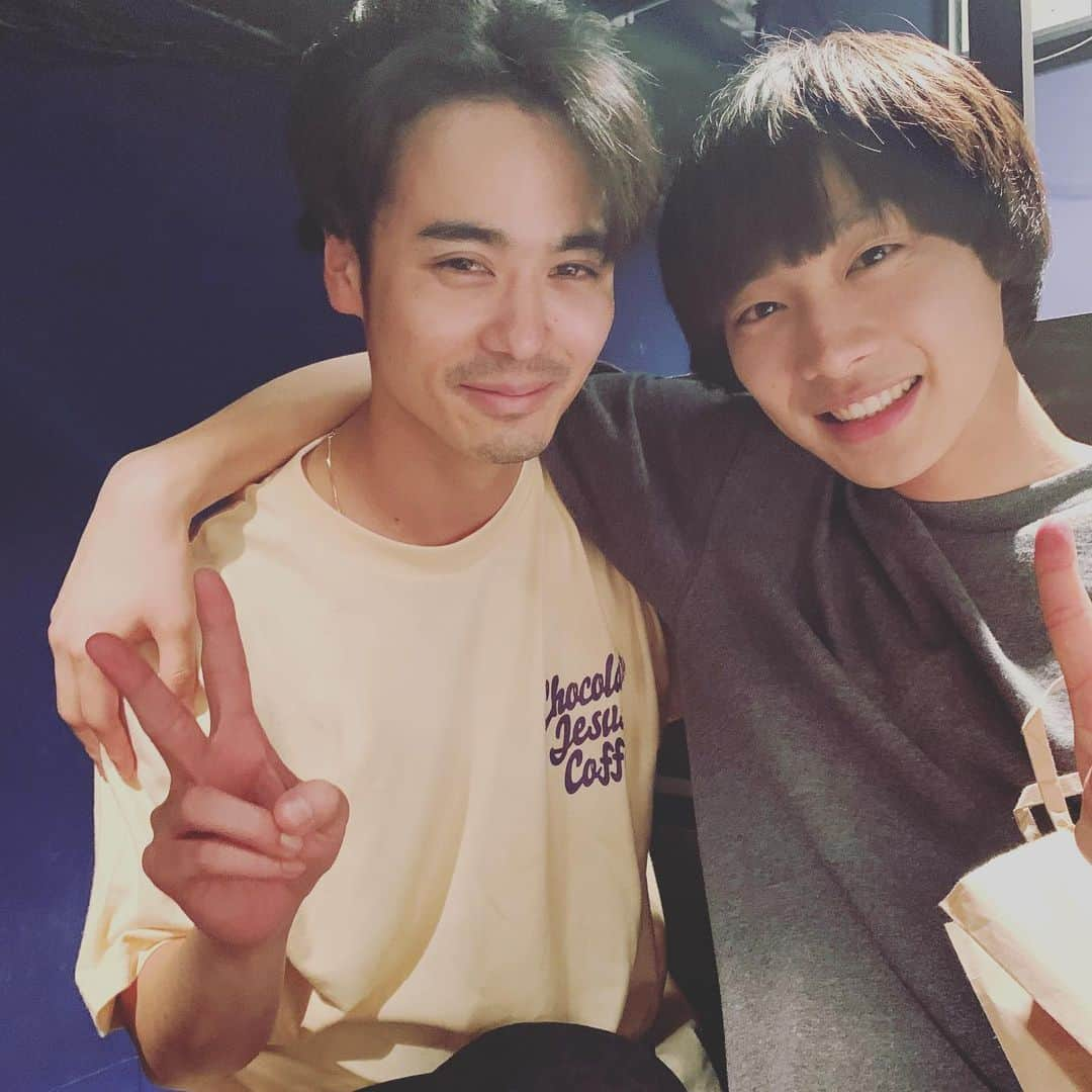 岩永徹也さんのインスタグラム写真 - (岩永徹也Instagram)「先週末、ドラ恋で共演中の あもんが出演している舞台を観に行ったよ✌️ ドラ恋とは違ったあもんのお芝居を観て、たくさん刺激を受けました。  あもちゃんありがとう🤙 舞台お疲れ様👏  #ヒゲあり髪ボサ #あもタツ #タツもん #ドラ恋3  #平井亜門 #岩永達也」7月8日 18時04分 - iwanaga.bro