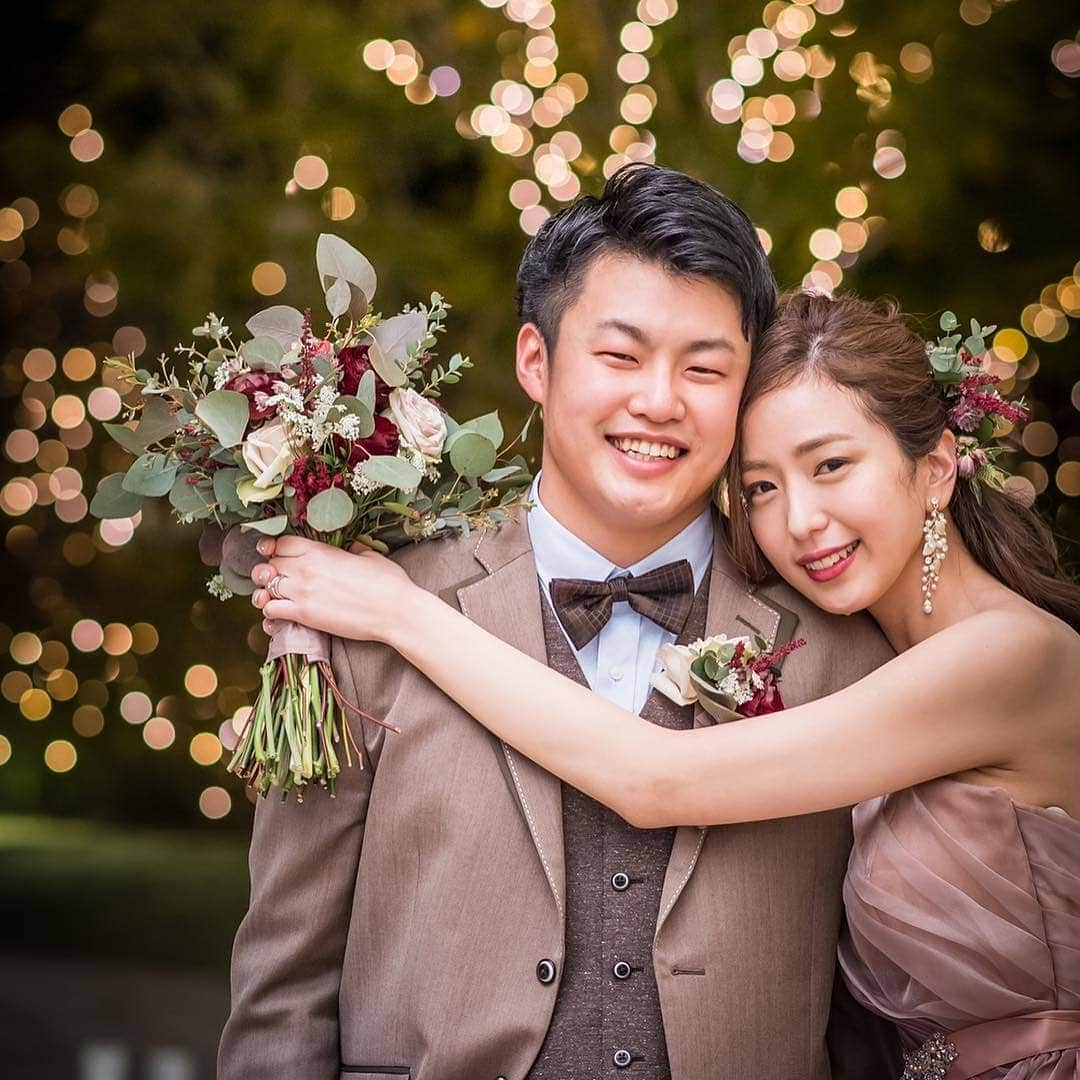 プレ花嫁の結婚式準備サイト farny 【ファーニー】さんのインスタグラム写真 - (プレ花嫁の結婚式準備サイト farny 【ファーニー】Instagram)「@farny_weddingをフォローして #プラコレ #farnyレポ を付けて投稿してくださいね♥ . :-: :-: :-: :-: :-: :-: :-: :-: :-: 本日紹介したいウェディングフォトは・・・ @arkclubgeihinkanhiroshimaさん❤︎ . ライトアップされたガーデンでの ロマンチックな一枚..♡ ブーケの色合いもアクセントとなり とってもお洒落なウェディングフォトですね♪ . :-: :-: :-: :-: :-: :-: :-: :-: :-: . \\🌷花嫁ライター募集中// @farny_wedding の DMより”Farny 花嫁ライター希望”とお送りくださいね◎ 担当者から折り返しご連絡さしあげます⁂ . \\🌹花嫁アプリ // プロのアドバイザーに結婚式の相談を何度でも♡ ウェディングドレスの記事や、 自分のウェディングレポを残せちゃう♡” . ＞＞＞TOPのURLからcheck ⋈ @placolewedding ＞＞＞結婚のご相談は プラコレウェディングアドバイザーへ♡ @wedding_adviser ＞＞＞ウェディングレポを残したいなら、 farny by プラコレをcheck ✎ @farny_wedding ＞＞＞ウェディングアイテム＆DIYは farnyアイテムをcheck ❁ @farny_wd.item >>>沖縄フォトウェディングの予約は ainowa(あいのわ)をcheck✈ @ainowa_okinawa . ┈┈┈┈┈┈┈┈┈┈┈┈┈┈┈┈┈┈┈ #プレ花嫁 #卒花  #花嫁 #卒花嫁 #結婚準備  #花嫁準備 #当日レポ #撮影指示書 #weddingtbt #weddingdress #ウェディングドレス #運命の一着 #ウェディングフォト #ロケーションフォト #挙式レポ #卒花しました #試着レポ #farnyレポ #前撮り #後撮り  #関東花嫁 #関西花嫁 #ガーデンウェディング」7月8日 18時17分 - farny_wedding