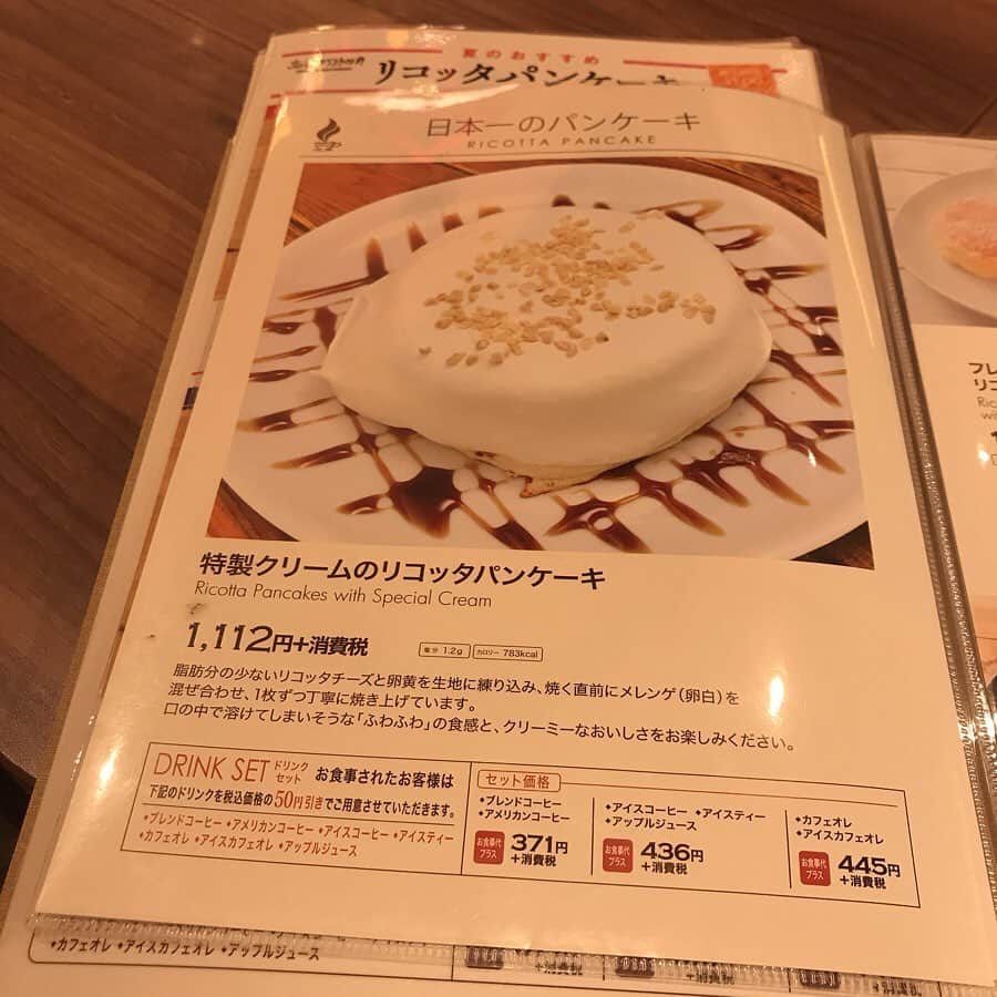 りょうくんグルメさんのインスタグラム写真 - (りょうくんグルメInstagram)「【大井町 高倉町珈琲】 たっぷりクリームのパンケーキ🤤 ⠀ 🏠#大井町 #高倉町珈琲 🚶‍♂️大井町駅徒歩3分 📖特製クリームのリコッタパンケーキ(¥1200) ⠀ 脂肪分の少ないリコッタチーズが生地に練りこんである🤤 ⠀ パンケーキは柔らかいけど、よく東京の有名店であるような半生っぽいやつではなく、ある程度しっかりしたやわらかさ。  パンケーキもけっこうボリューミーでかなりおなかいっぱいになる。 ⠀ キャラメルソースとナッツが香ばしく、香りもいい。  たっぷりクリームが最高にうまい。 喉にくるうまさ。(キャラメルの甘さが笑)  パンケーキ単品注文ok。  カフェとファミレスが融合したみたいな雰囲気。 ふつうにオシャレ。 お一人様もできるし席数多くてめっちゃリラックスできる。くつろげろ。 モーニングもやってるしフードメニューも充実。 ⠀ うまかったー」7月8日 18時18分 - uryo1113