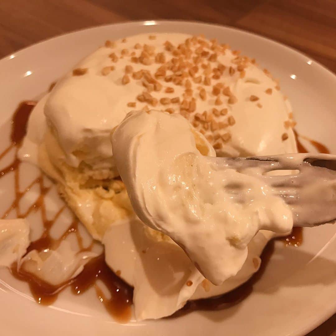 りょうくんグルメさんのインスタグラム写真 - (りょうくんグルメInstagram)「【大井町 高倉町珈琲】 たっぷりクリームのパンケーキ🤤 ⠀ 🏠#大井町 #高倉町珈琲 🚶‍♂️大井町駅徒歩3分 📖特製クリームのリコッタパンケーキ(¥1200) ⠀ 脂肪分の少ないリコッタチーズが生地に練りこんである🤤 ⠀ パンケーキは柔らかいけど、よく東京の有名店であるような半生っぽいやつではなく、ある程度しっかりしたやわらかさ。  パンケーキもけっこうボリューミーでかなりおなかいっぱいになる。 ⠀ キャラメルソースとナッツが香ばしく、香りもいい。  たっぷりクリームが最高にうまい。 喉にくるうまさ。(キャラメルの甘さが笑)  パンケーキ単品注文ok。  カフェとファミレスが融合したみたいな雰囲気。 ふつうにオシャレ。 お一人様もできるし席数多くてめっちゃリラックスできる。くつろげろ。 モーニングもやってるしフードメニューも充実。 ⠀ うまかったー」7月8日 18時18分 - uryo1113