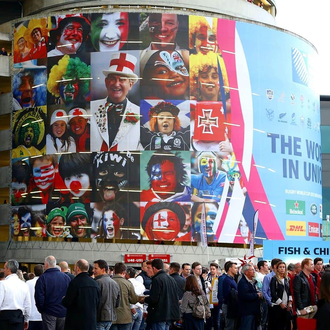 ラグビーワールドカップさんのインスタグラム写真 - (ラグビーワールドカップInstagram)「. 2015年大会、開幕戦の会場となったトゥイッケナムスタジアム。 . 2019年大会でも、世界中のファンが日本にやってきます🌍 World In Union 🤝 . #RWC2019 #Rugby #Rugbygram #Sport #Audience #Crowd #Fan #Union #WorldInUnion #Grobal  #ラグビー」7月8日 18時21分 - rugbyworldcupjp