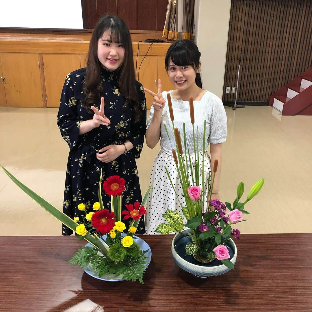 福岡女子短期大学さんのインスタグラム写真 - (福岡女子短期大学Instagram)「#社会人入門 . 今日の2年生の「社会人入門」の講義は、「日本の伝統文化(華道)〜いけばなから広がる世界〜」と題し、池坊華道会より篠原静子先生をお招きし、華道体験を実施しました。先生の丁寧なご指導のもと立派な作品が仕上がりました。 . #福岡女子短期大学 #福女短 #生け花 #華道 #華道家 #華道体験 #体験 #お花 #花 #花が好きな人と繋がりたい #花が好き #花が好きな人と繋がりたい #花がある暮らし #女子力 #女子力向上計画 #きれい #いいね #いいね歓迎 #いいね返し #instalike #instagood #flowers #flowerarrangement . ========[ 資料請求 ]======== ． 新しい福岡女子短期大学の資料請求（2020大学案内📕）を無料送付中です。本学ホームページ📲からお気軽に申し込みください🌟 . 子ども学科/健康栄養学科 音楽科/文化教養学科 ． 福岡女子短期大学 住所：‪‪‪福岡県太宰府市五条四丁目16番1号‬‬‬ tel：‪‪‪092-922-4034‬‬‬（代表） . =======================」7月8日 18時21分 - fukuoka_wjc