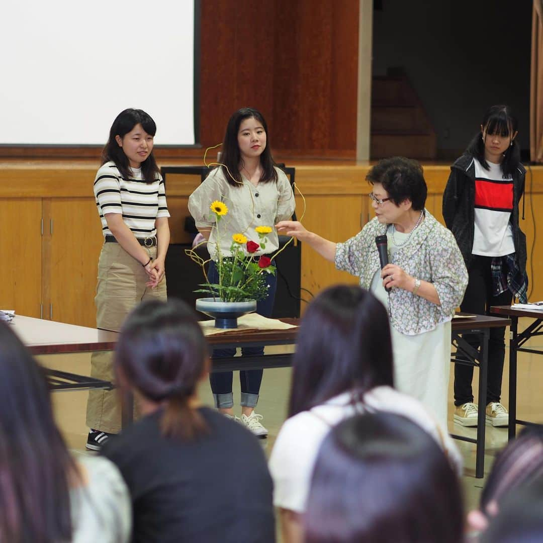 福岡女子短期大学さんのインスタグラム写真 - (福岡女子短期大学Instagram)「#社会人入門 . 今日の2年生の「社会人入門」の講義は、「日本の伝統文化(華道)〜いけばなから広がる世界〜」と題し、池坊華道会より篠原静子先生をお招きし、華道体験を実施しました。先生の丁寧なご指導のもと立派な作品が仕上がりました。 . #福岡女子短期大学 #福女短 #生け花 #華道 #華道家 #華道体験 #体験 #お花 #花 #花が好きな人と繋がりたい #花が好き #花が好きな人と繋がりたい #花がある暮らし #女子力 #女子力向上計画 #きれい #いいね #いいね歓迎 #いいね返し #instalike #instagood #flowers #flowerarrangement . ========[ 資料請求 ]======== ． 新しい福岡女子短期大学の資料請求（2020大学案内📕）を無料送付中です。本学ホームページ📲からお気軽に申し込みください🌟 . 子ども学科/健康栄養学科 音楽科/文化教養学科 ． 福岡女子短期大学 住所：‪‪‪福岡県太宰府市五条四丁目16番1号‬‬‬ tel：‪‪‪092-922-4034‬‬‬（代表） . =======================」7月8日 18時21分 - fukuoka_wjc