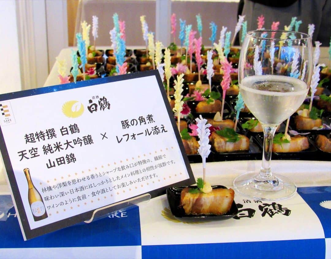 白鶴酒造株式会社のインスタグラム：「7月5日（金）に神戸北野クラブソラで「灘の酒七夕Night in sola」が開催されました。「灘の酒七夕Night in sola」は、"灘の酒"をオシャレに嗜む"KOBE SAKE STYLE"を提案する、灘五郷酒造組合主催のイベントです。日本酒のセミナーのあとは、神戸の夜景を一望できる素敵な空間で、"灘の酒"に13種それぞれに合うおしゃれな料理とのマリアージュをお楽しみいただきました。浴衣姿の方も多く、会場は華やかな雰囲気でしたよ♪  #日本酒 #hakutsuru #折り鶴 #foldedpapercrane #japan #神戸 #kobe #酒 #sake #japanesesake #japaneseculture #灘五郷 #GI灘五郷 #lovehyogo #lovekobe #insta_higashinada #灘五郷酒造組合 #灘の酒 #灘の酒七夕night #北野クラブソラ #マリアージュ #小池潤 #SAKETIMES #渡辺早織 #七夕」